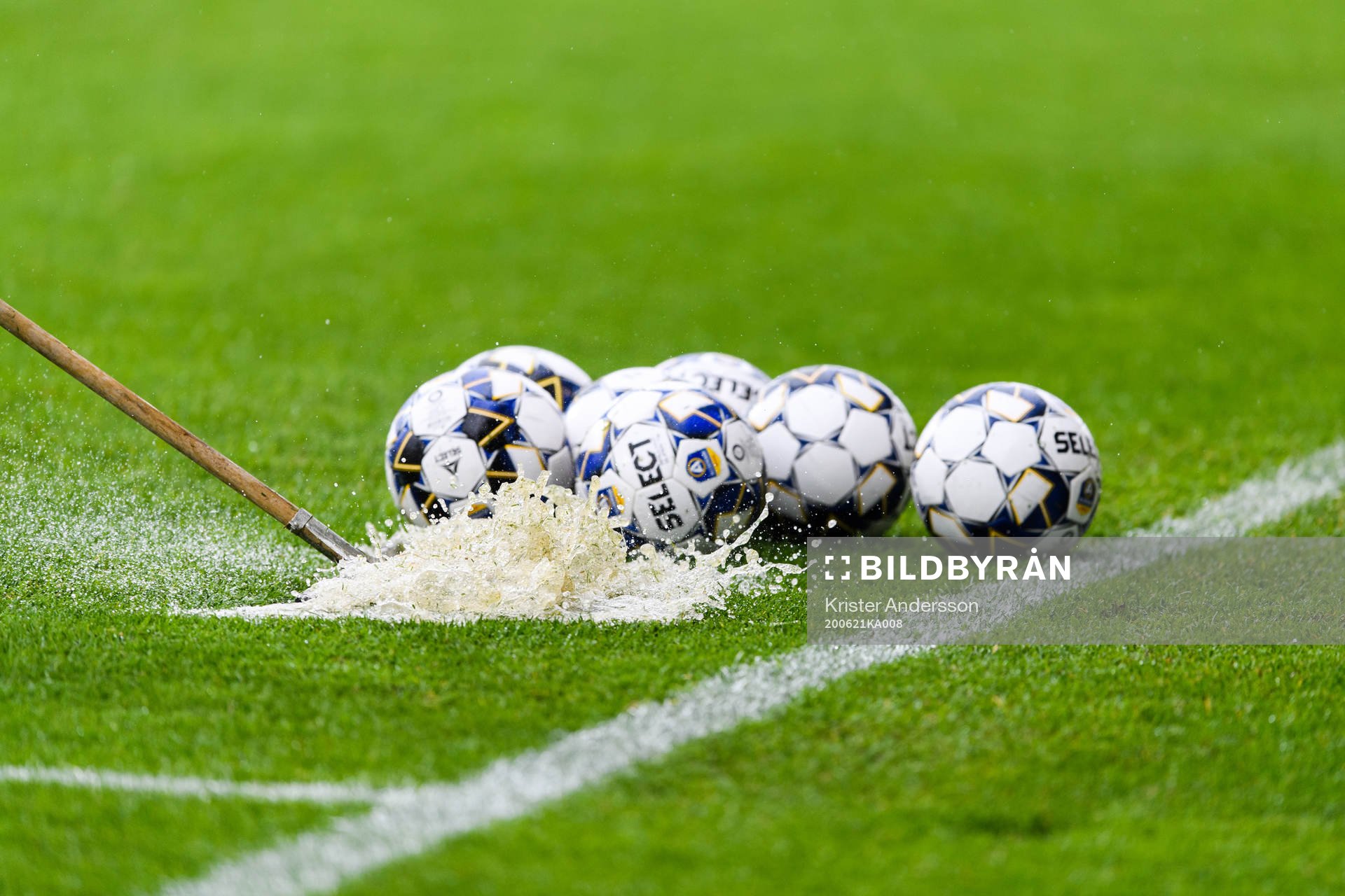 Fotbollar på blött gräs