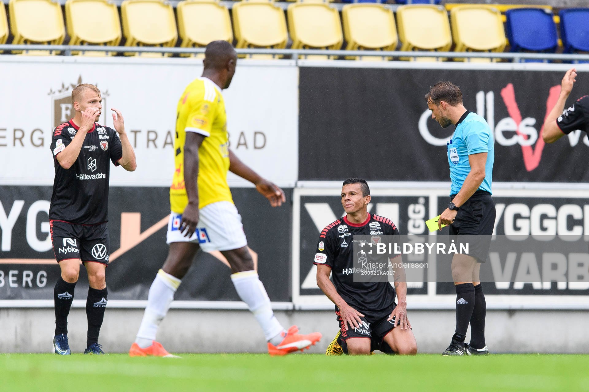 Kalmars Romario Pereira Sipiao blir varnad av domare