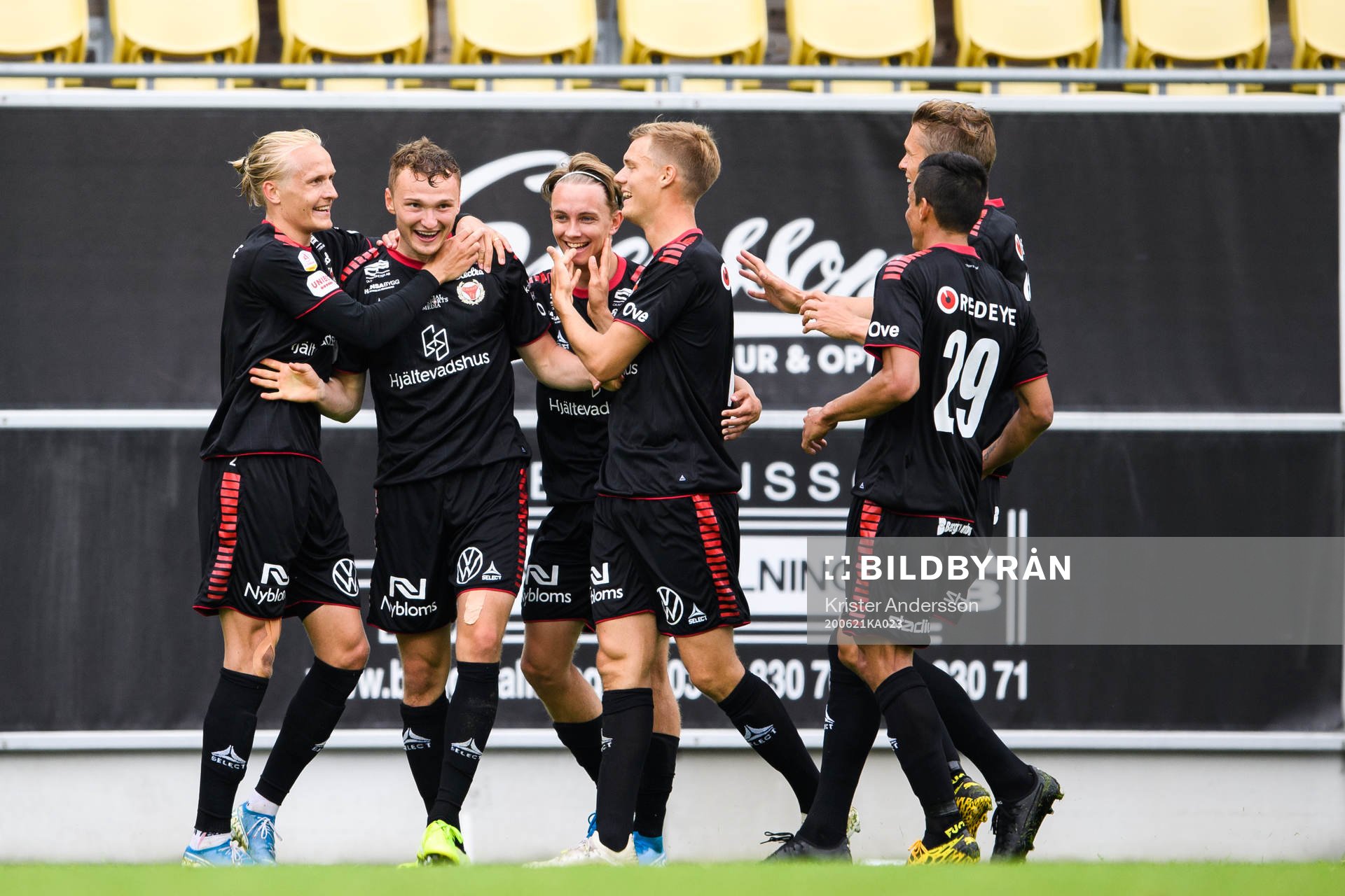 Kalmars Piotr Johansson jublar efter 0-2 under fotbollsmatchen i Allsvenskan mellan Falkenberg och Kalmar den 21 juni 2020 i Falkenberg.