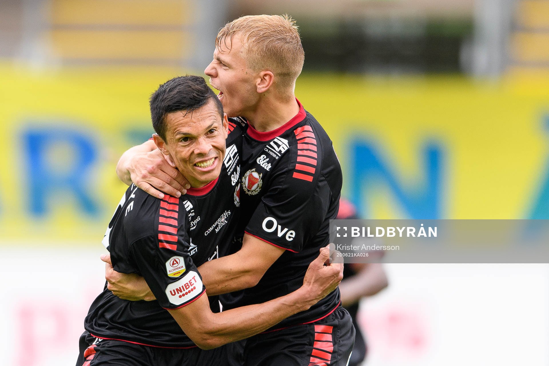 Kalmars Romario Pereira Sipiao jublar med Sebastian Ring efter 0-1 under fotbollsmatchen i Allsvenskan mellan Falkenberg och Kalmar den 21 juni 2020 i Falkenberg.