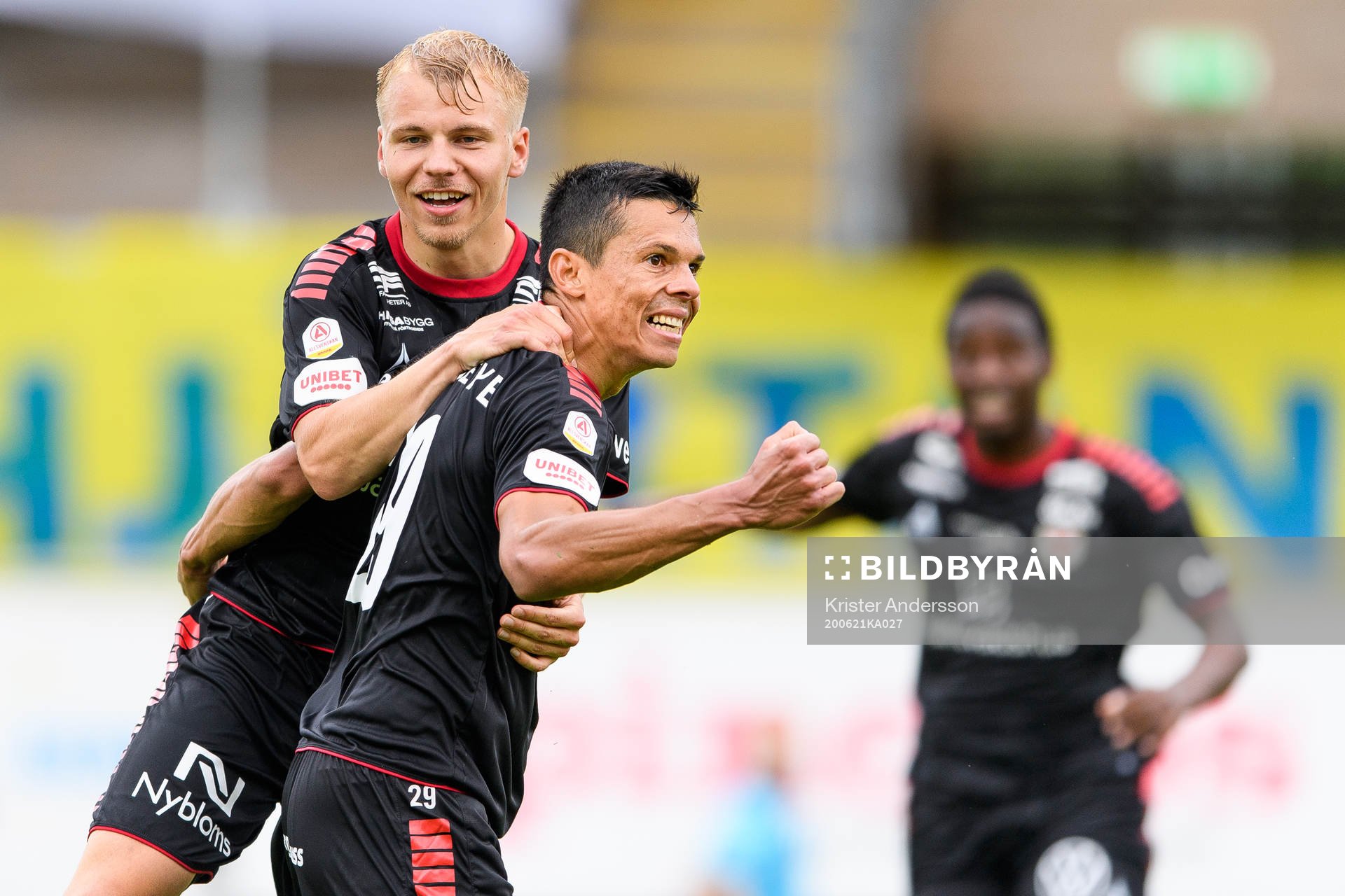 Kalmars Romario Pereira Sipiao (h) jublar med Sebastian Ring (v) efter 0-1 under fotbollsmatchen i Allsvenskan mellan Falkenberg och Kalmar den 21 juni 2020 i Falkenberg.