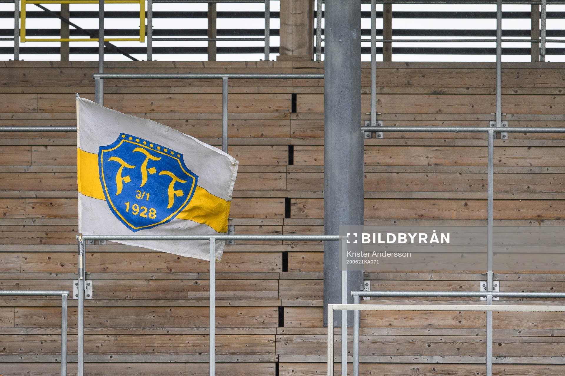 Flagga på tom läktare
