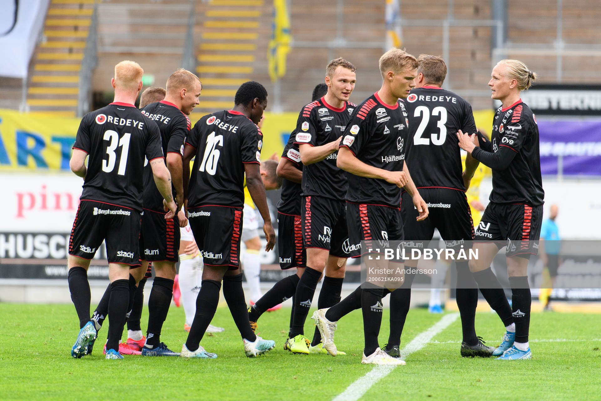 Kalmars spelare jublar efter 0-1 under fotbollsmatchen i Allsvenskan mellan Falkenberg och Kalmar den 21 juni 2020 i Falkenberg.