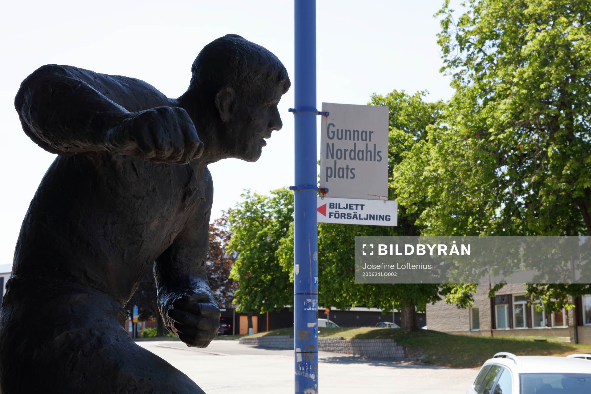 Staty av Gunnar Nordahl vid biljettförsäljningsskylt