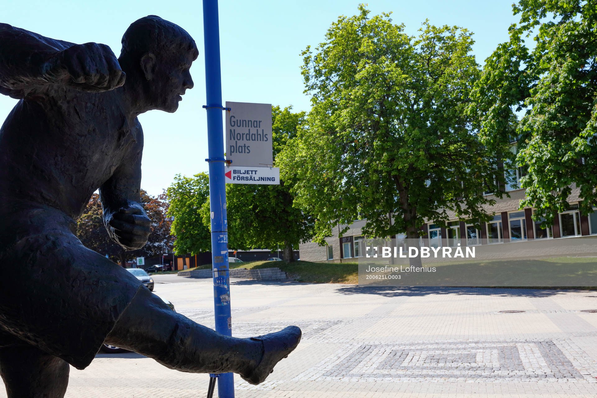 Staty av Gunnar Nordahl vid biljettförsäljningsskylt