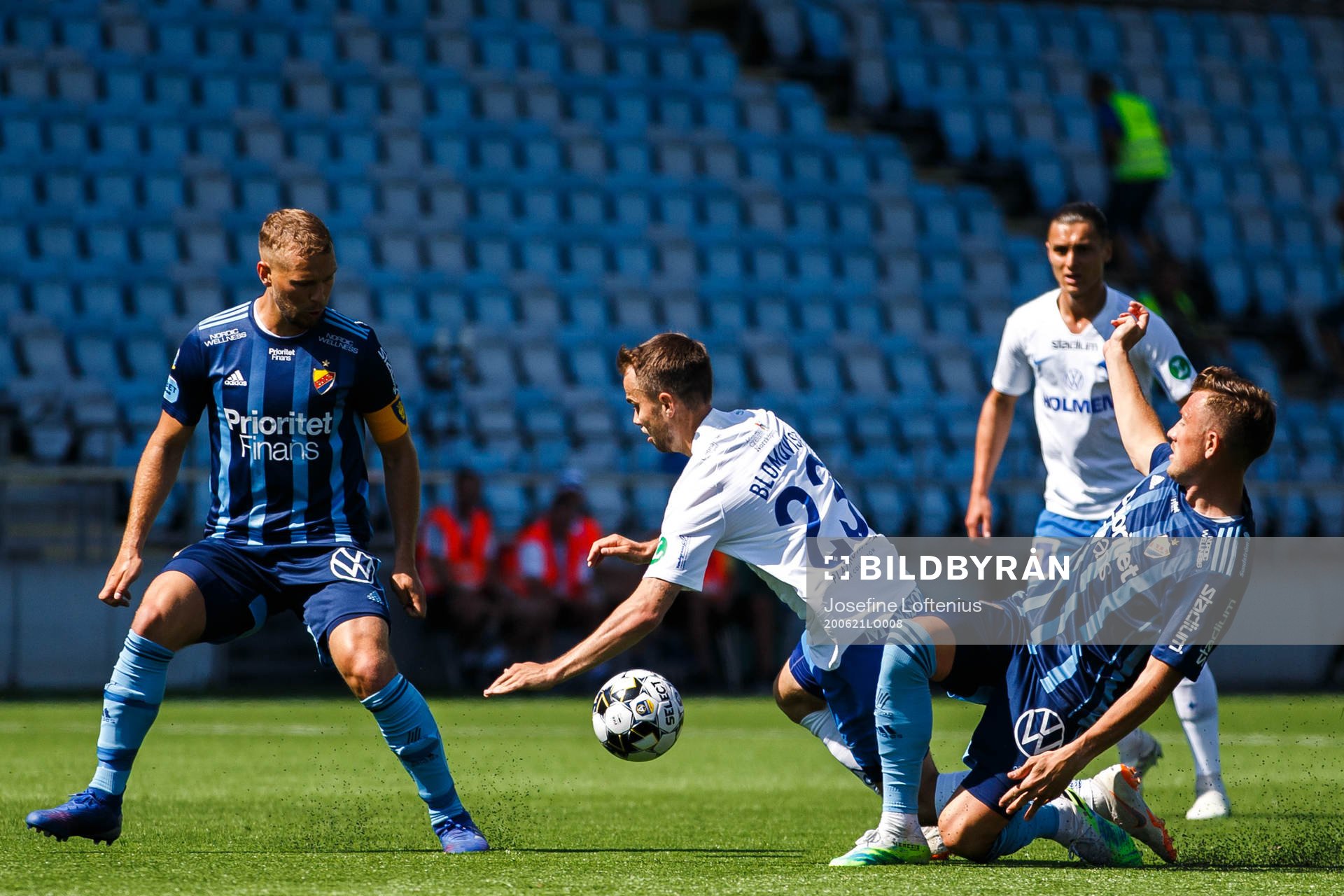 IFK Norrköpings Andreas Blomqvist i en kamp mot
