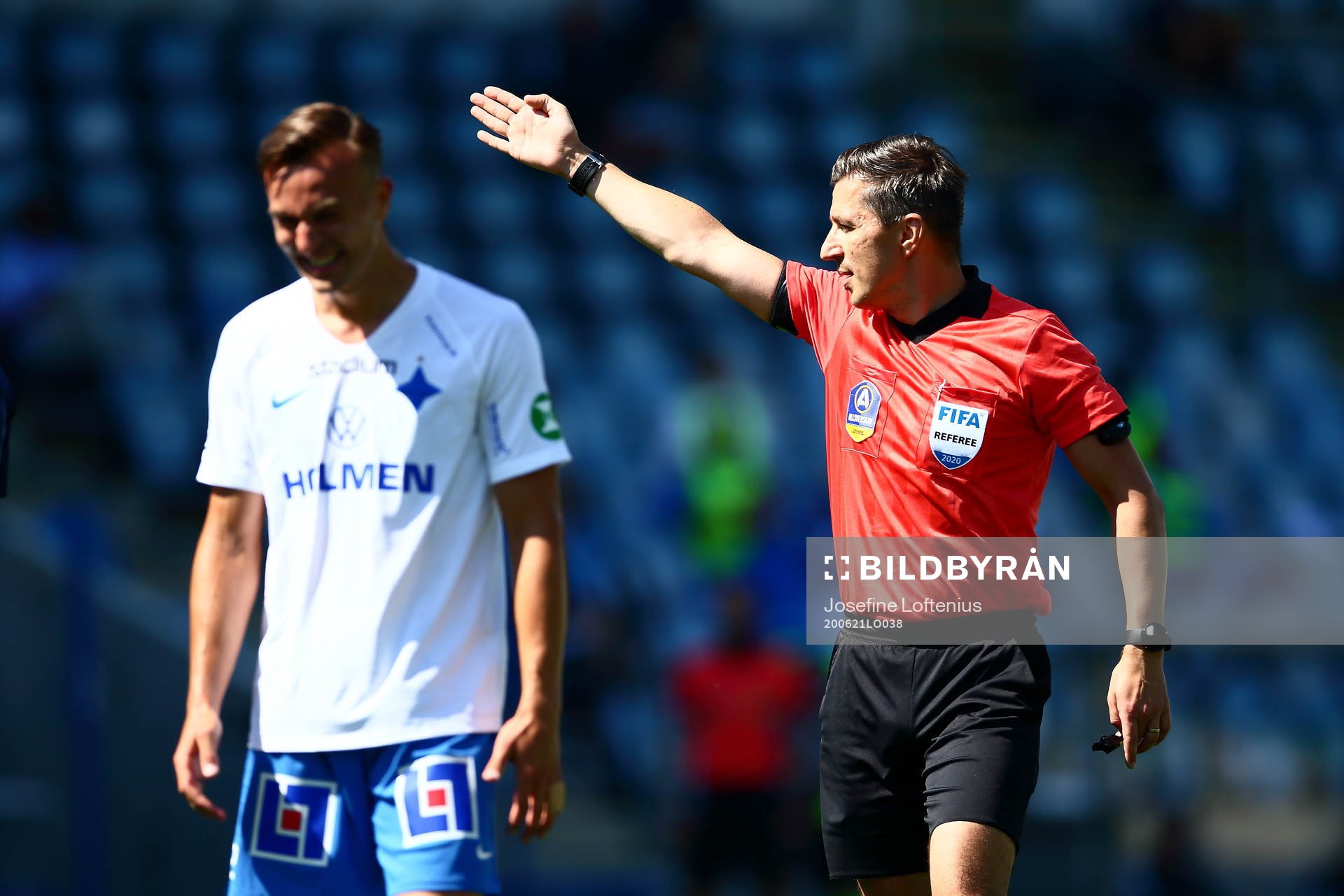 Domare Bojan Pandzic och IFK Norrköpings Henrik Castegren