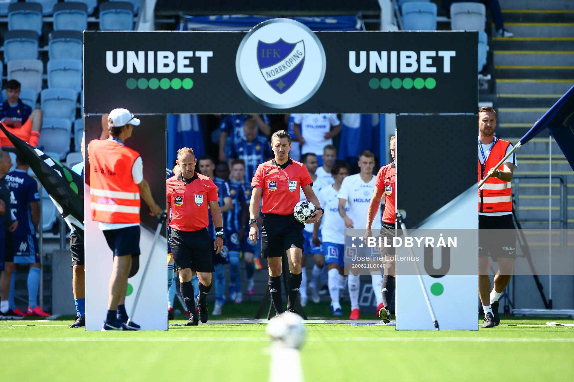 Intåg, med domare Bojan Pandzic först, till under fotbollsmatchen i Allsvenskan mellan IFK Norrköping och Djurgården den 21 juni 2020 i Norrköping.