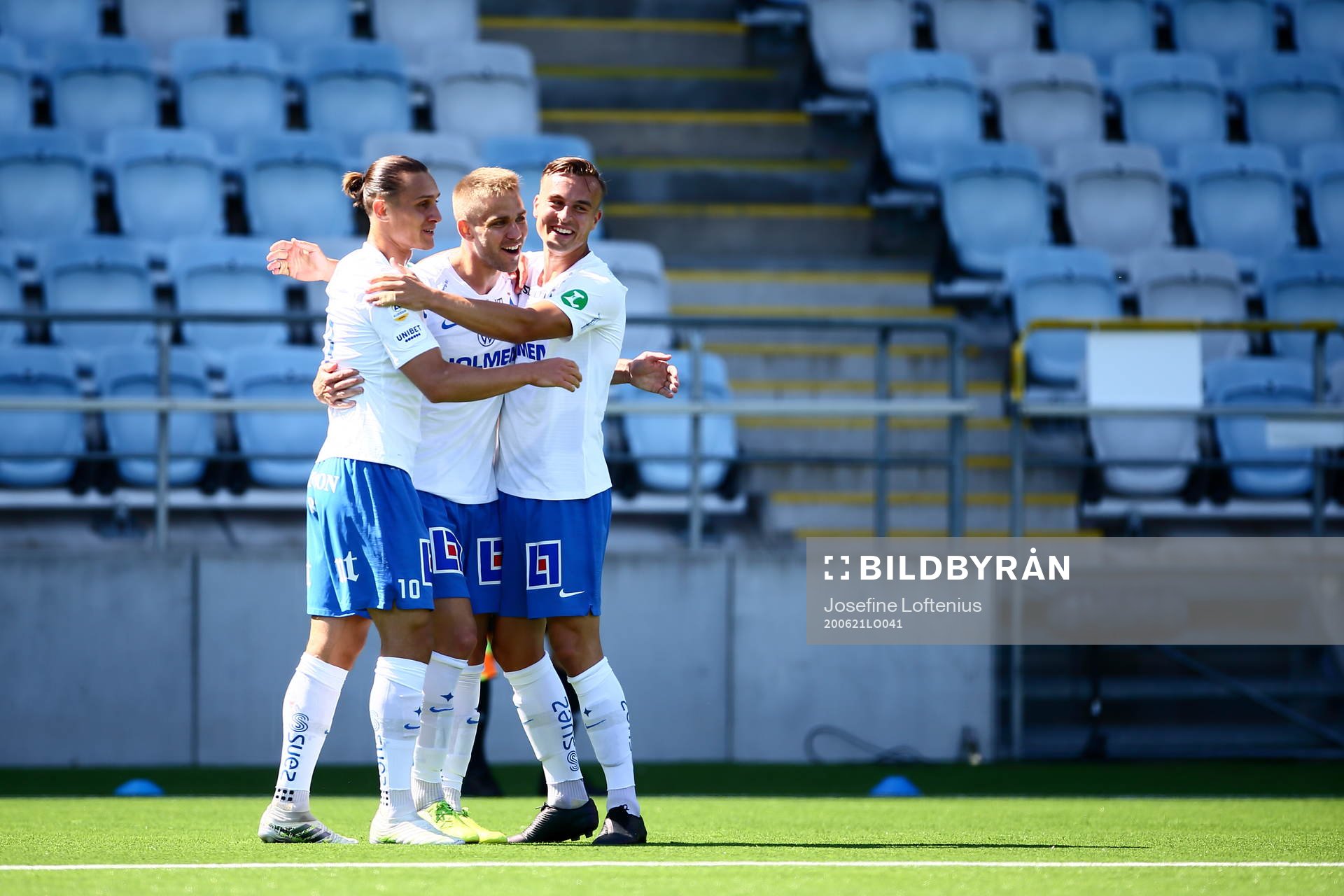 IFK Norrköpings Jonathan Levi och Henrik Castegren kramar