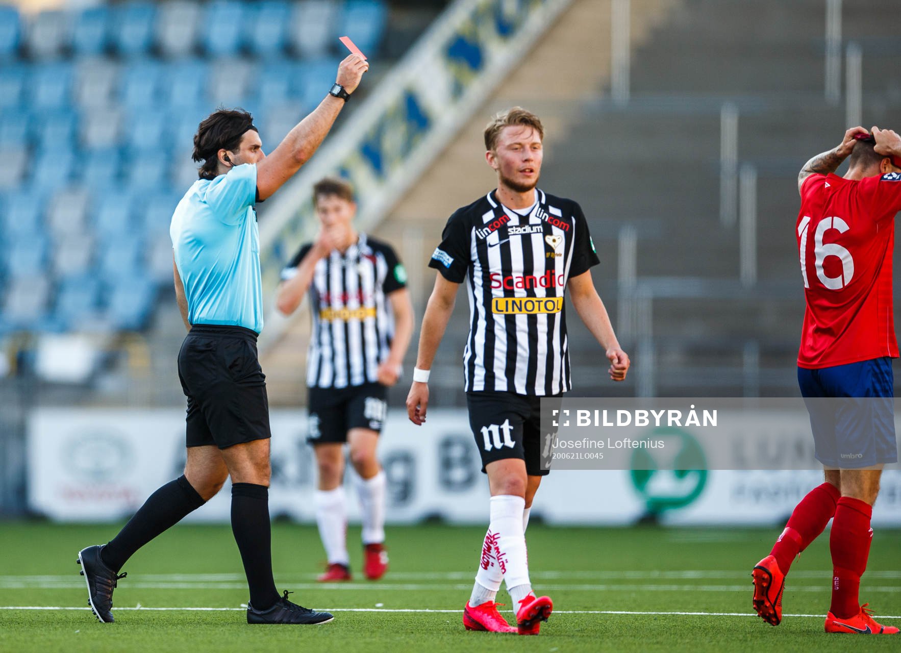 Karlslunds Konrad Gustafsson får rött kort