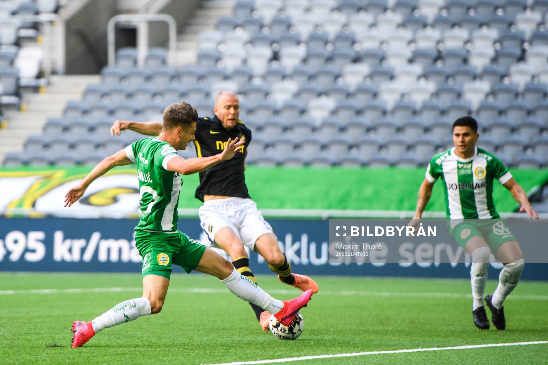 s Per Karlsson försvarar mot Hammarbys Alexander
