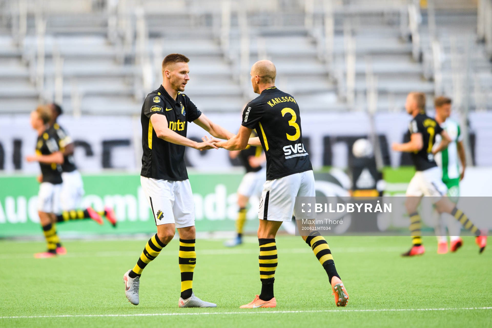 s Karol Mets och Per Karlsson jublar