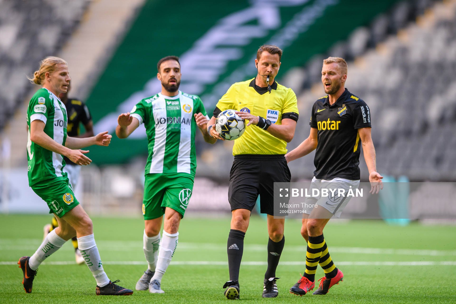 s Sebastian Larsson reagerer på domslut från domare