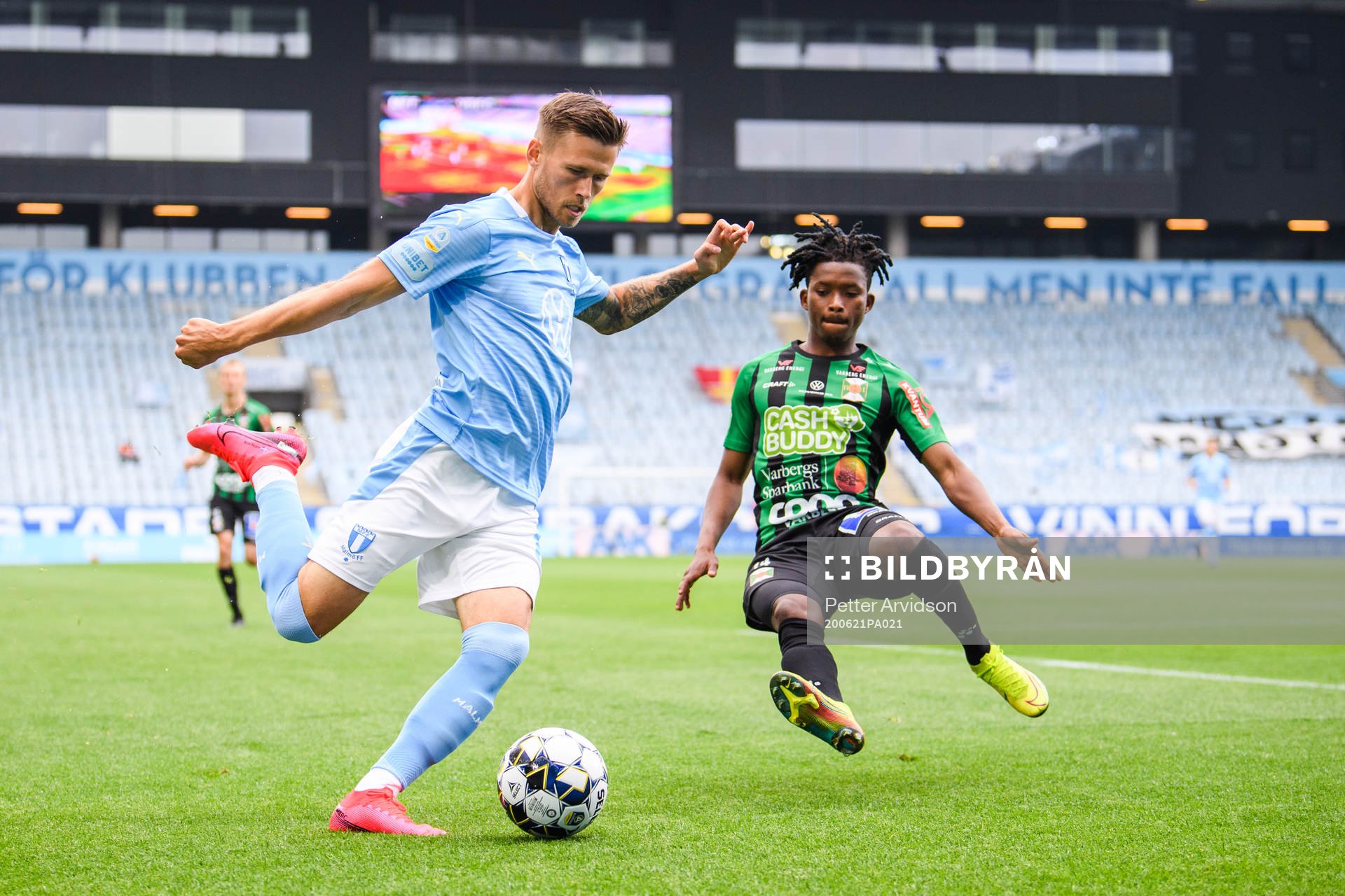 Malmö FFs Arnór Traustason och Varbergs Adama Fofana