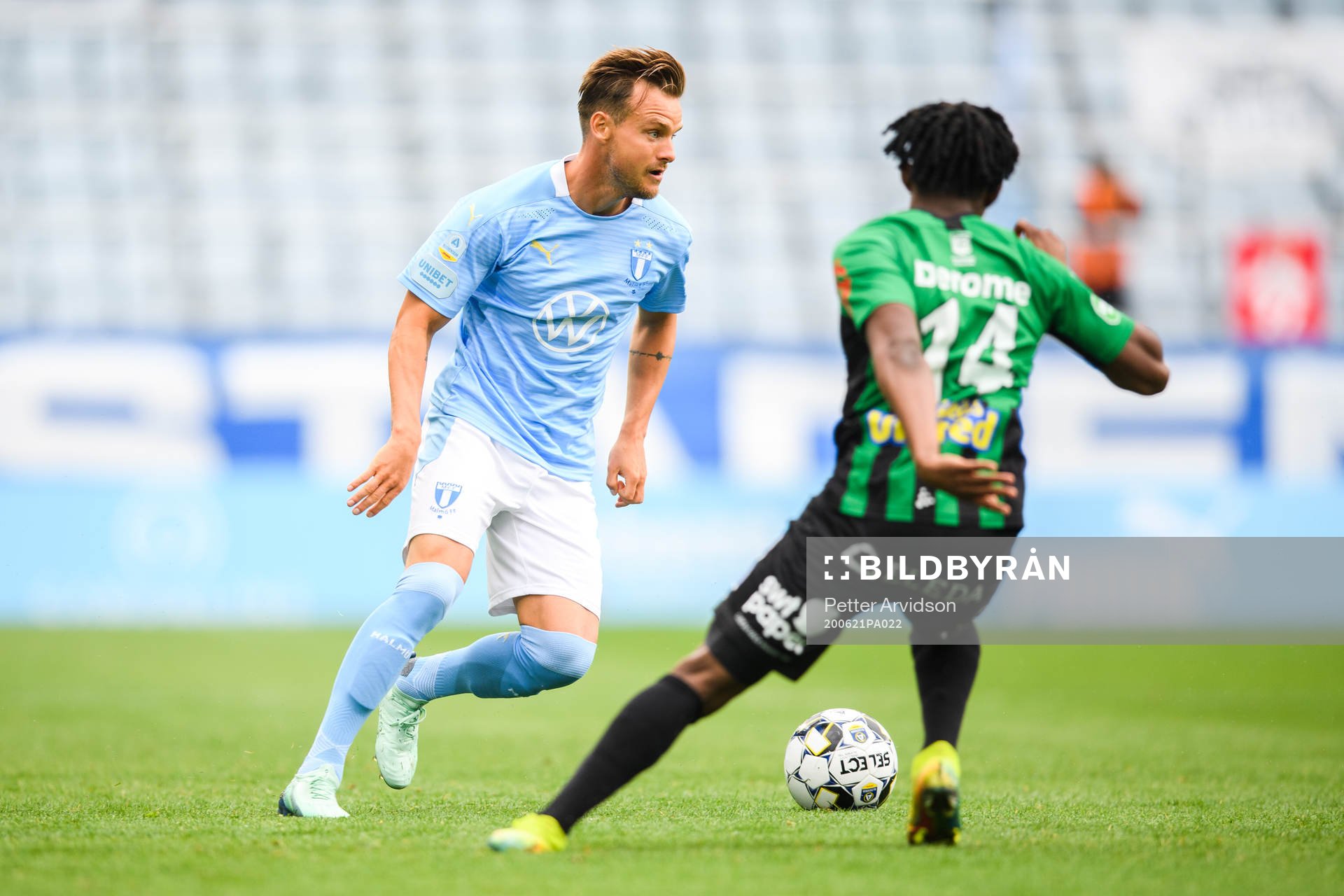 Malmö FFs Eric Larsson och Varbergs Adama Fofana