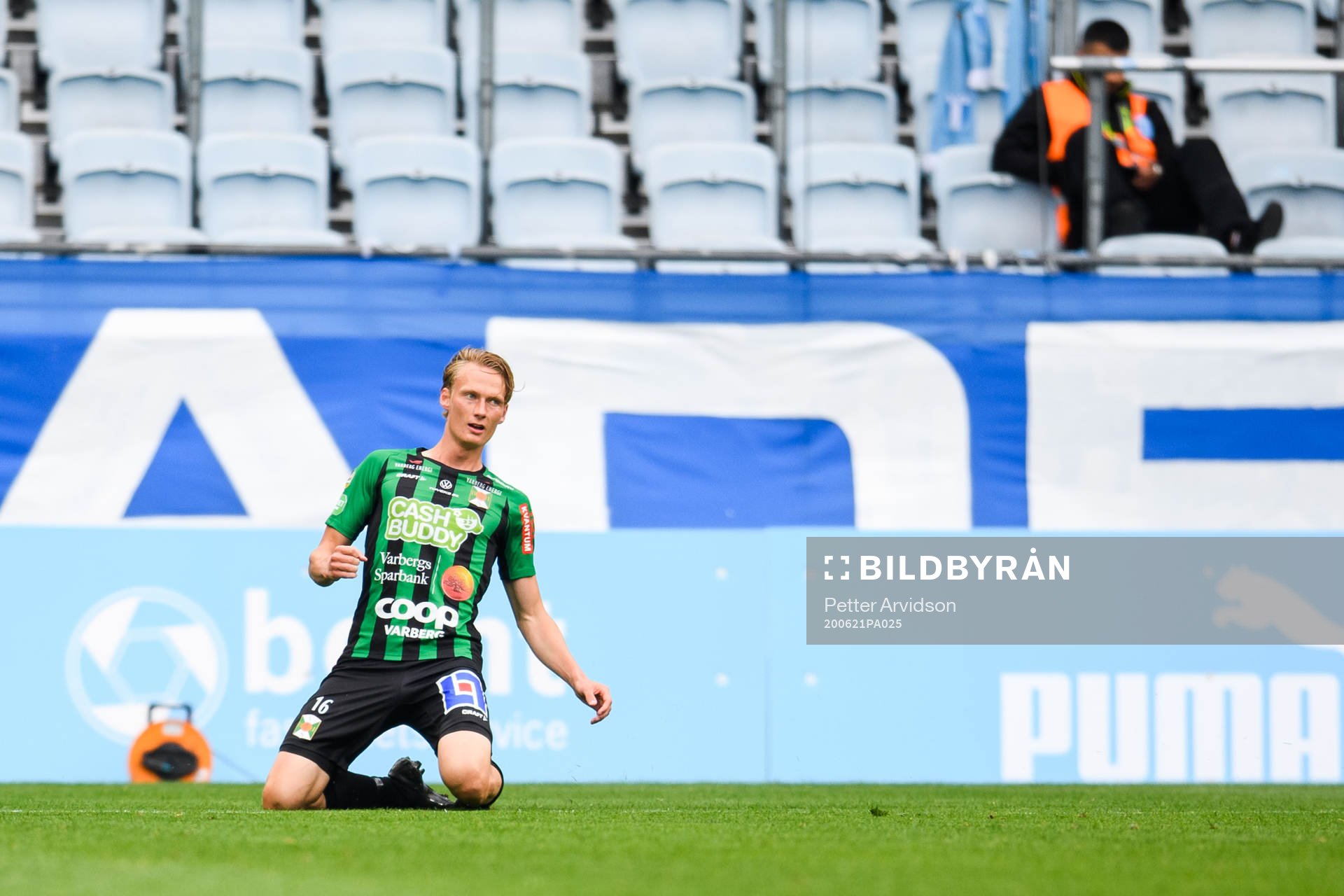 Varbergs Alexander Johansson jublar efter 1-1 under fotbollsmatchen i Allsvenskan mellan Malmö FF och Varberg den 21 juni 2020 i Malmö.