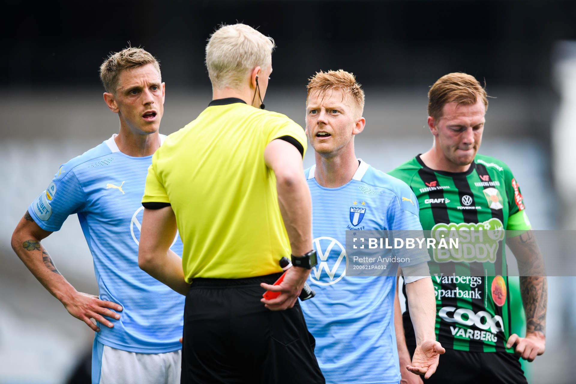 Malmö FFs Anders Christiansen i samtal med domaren