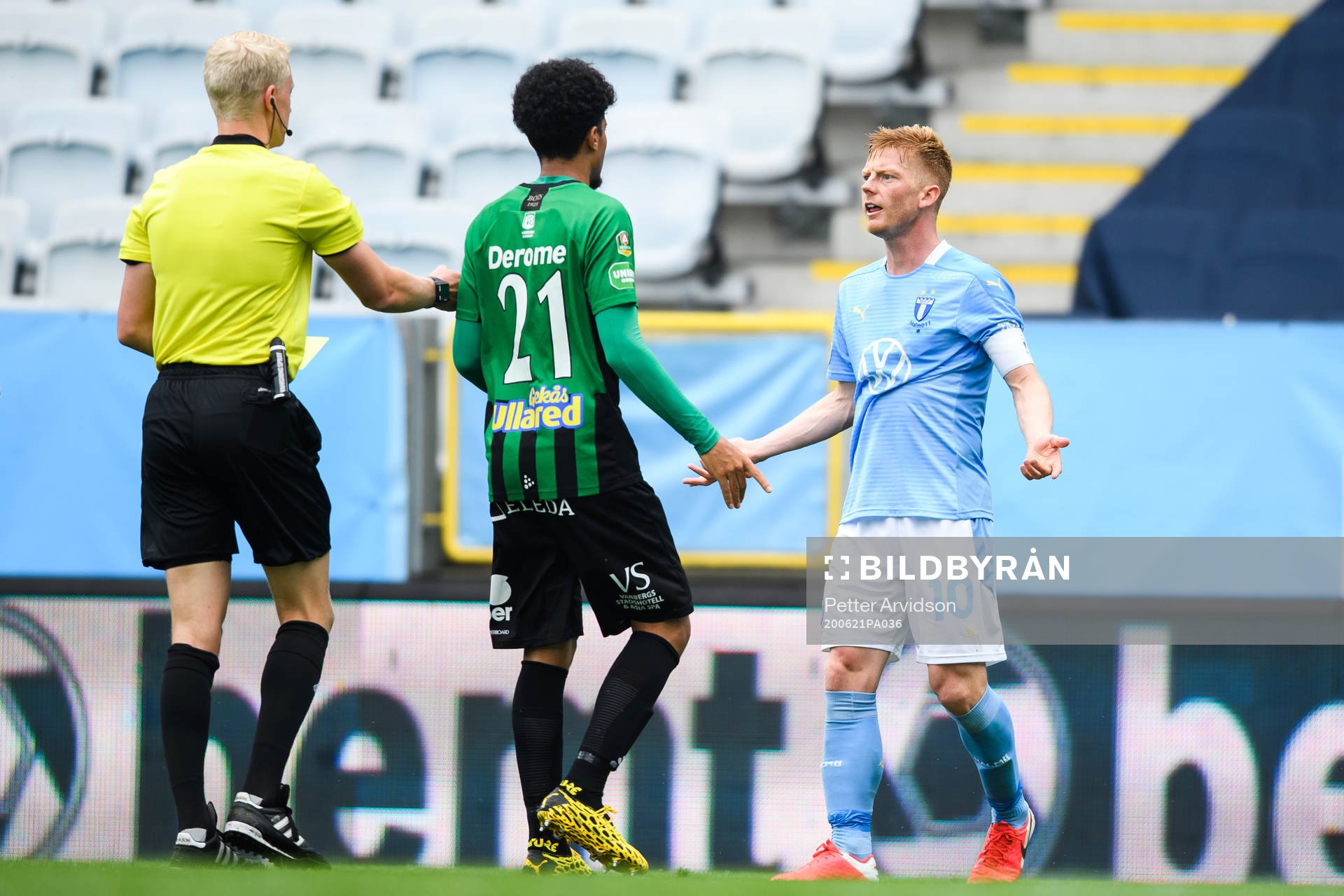 Malmö FFs Anders Christiansen får en varning av domare