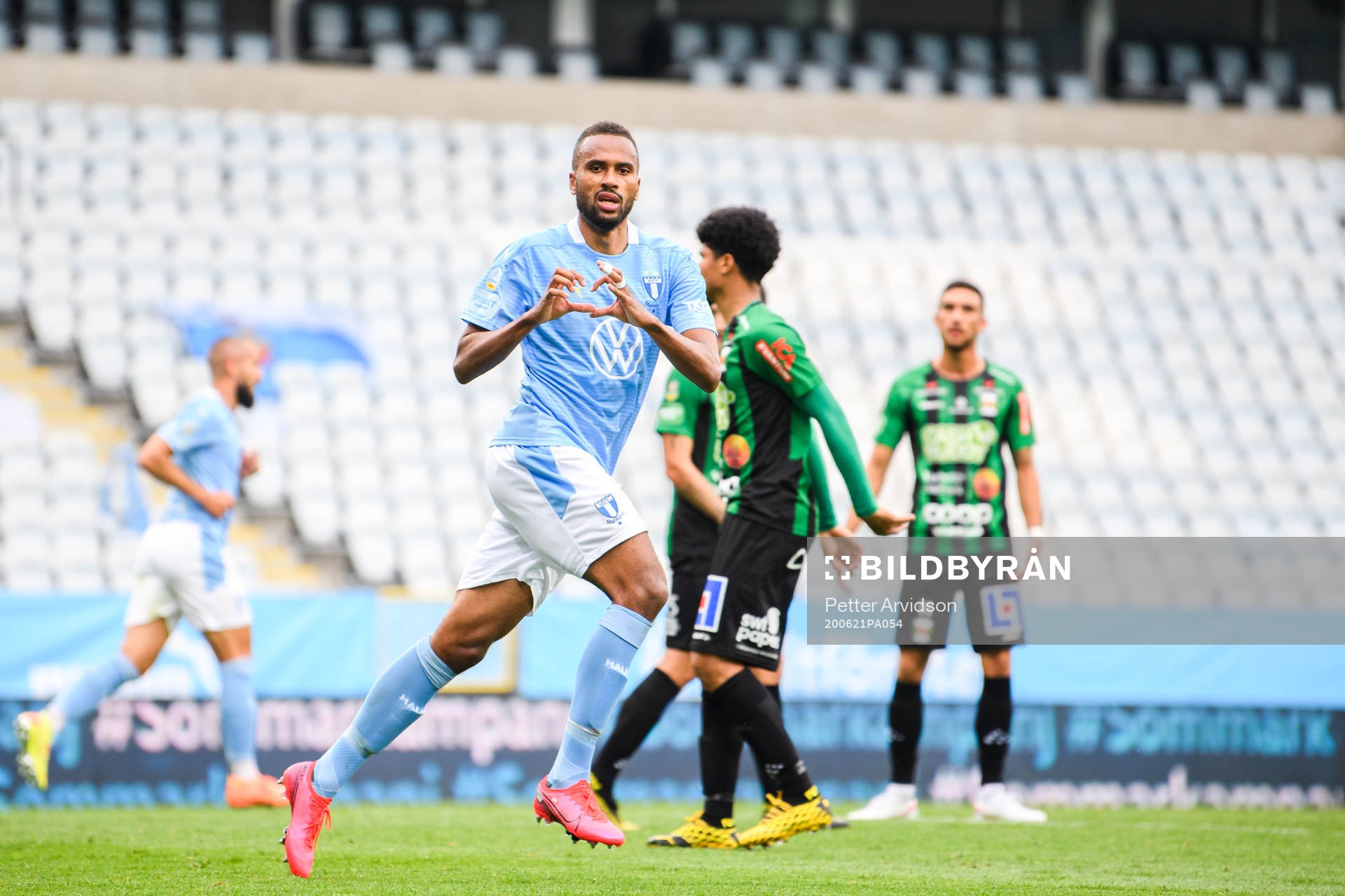 Malmö FFs Isaac Kiese Thelin jublar efter 2-2 under fotbollsmatchen i Allsvenskan mellan Malmö FF och Varberg den 21 juni 2020 i Malmö.