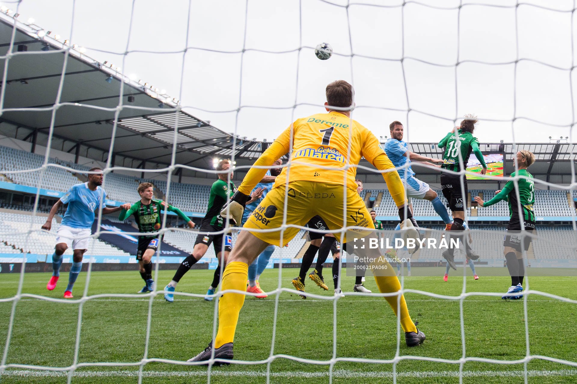 Malmö FFs Lasse Nielsen med en målchans mot Varbergs