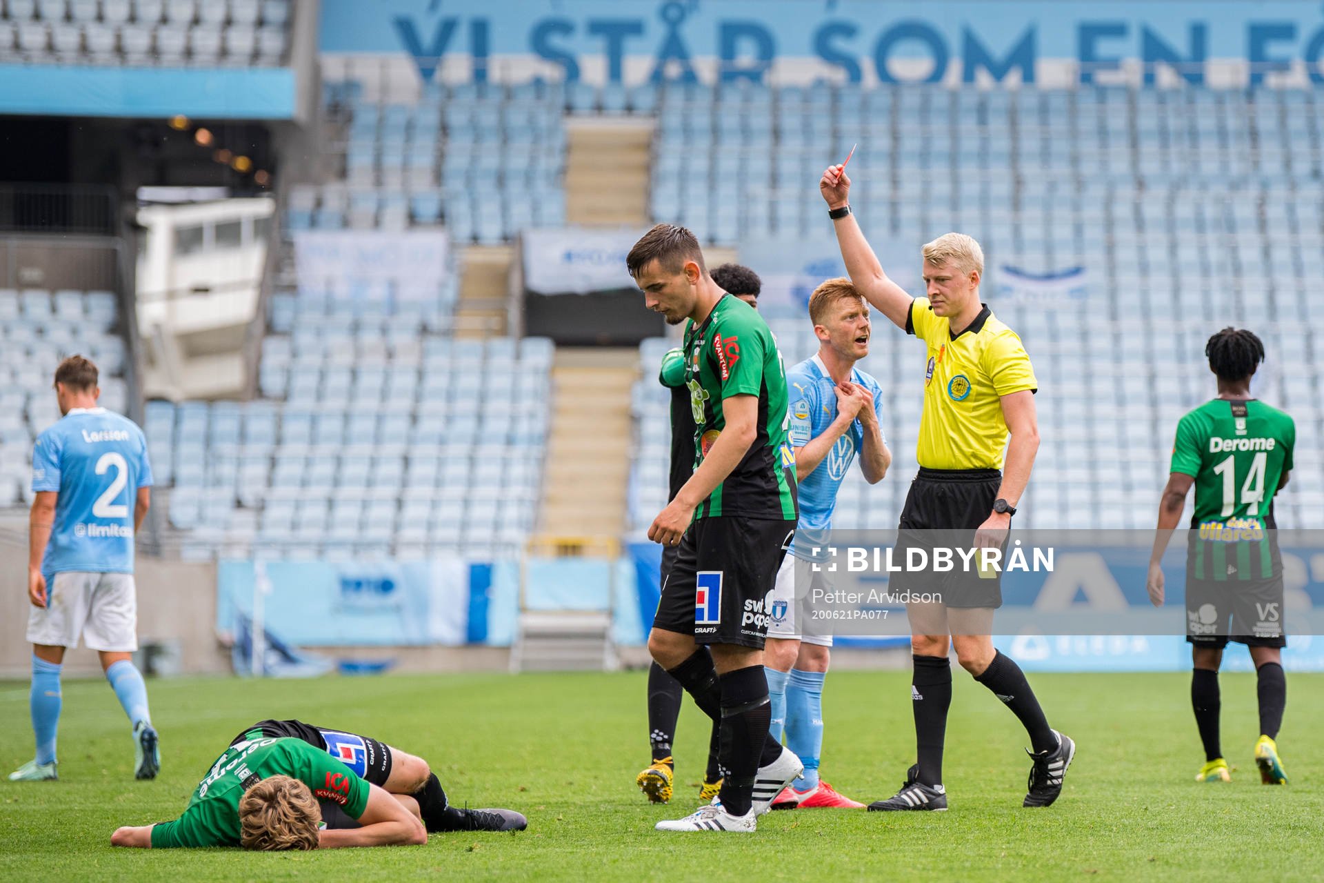 Domare Adam Ladebäck tilldelar Malmö FFs Anders
