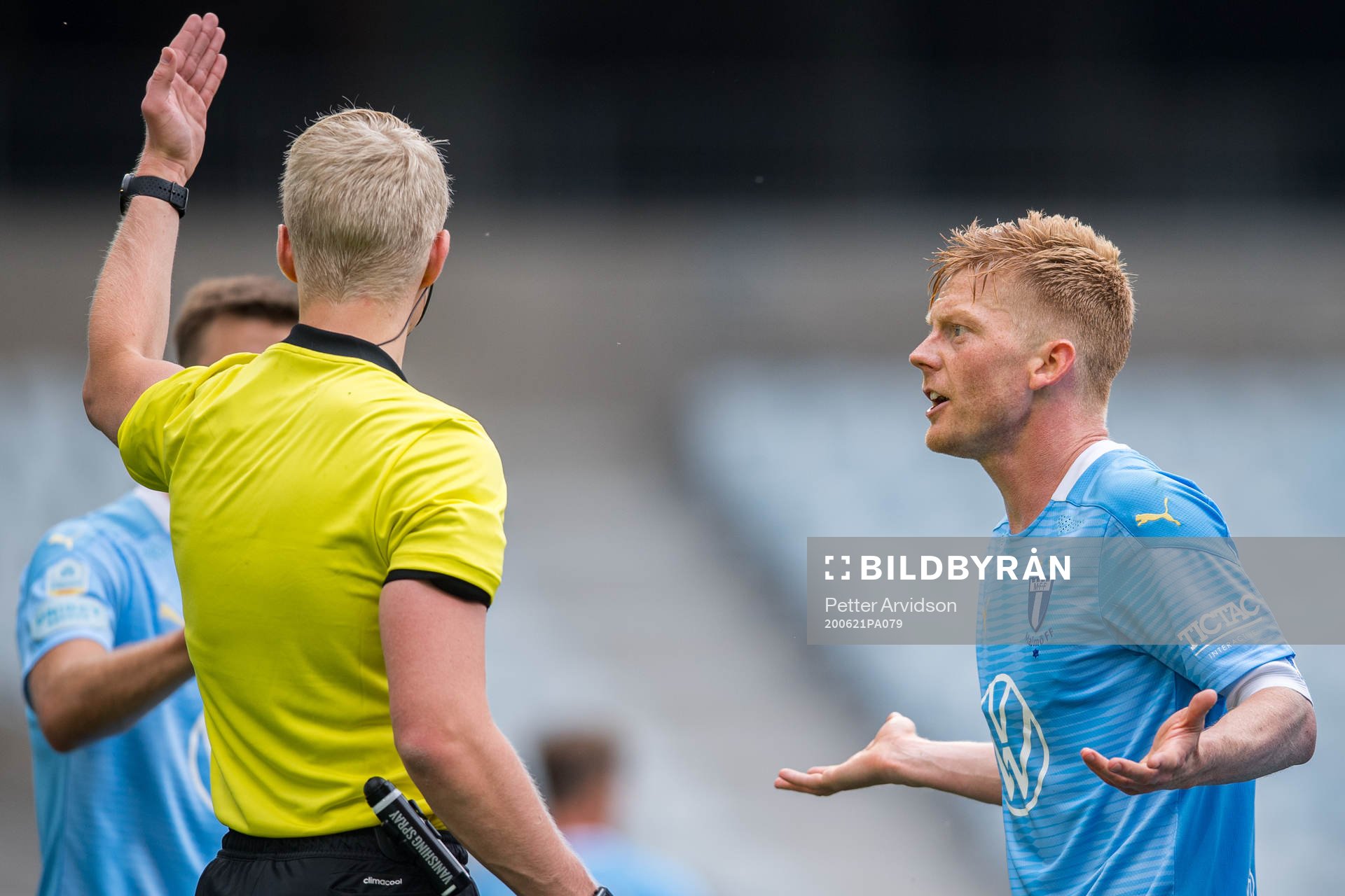 Malmö FFs Anders Christiansen reagerar mot domare Adam