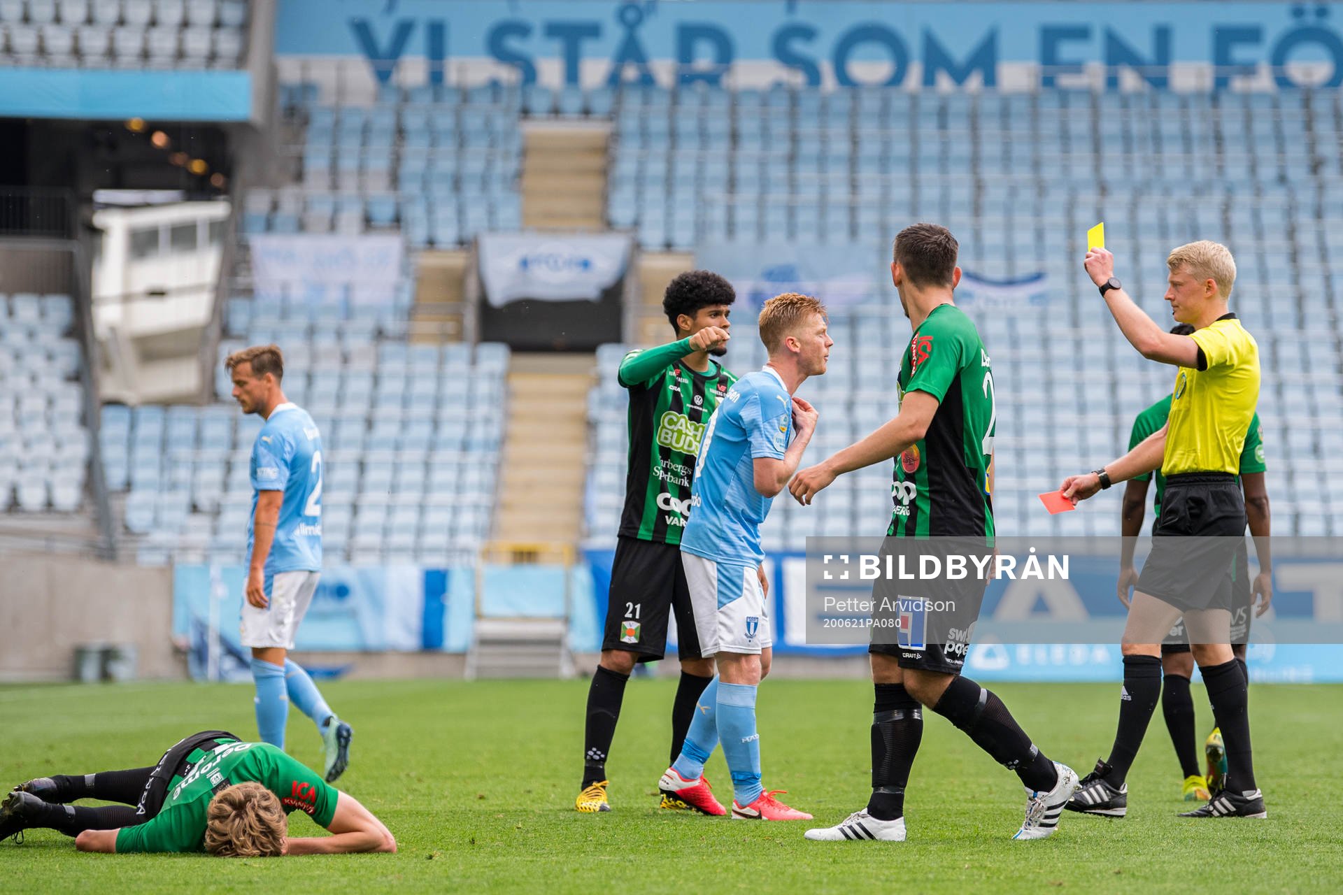 Domare Adam Ladebäck tilldelar Malmö FFs Anders