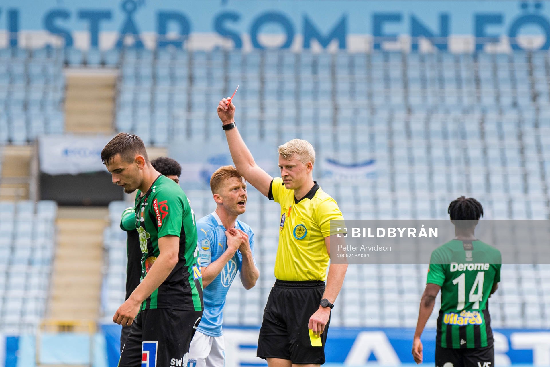 Domare Adam Ladebäck tilldelar Malmö FFs Anders