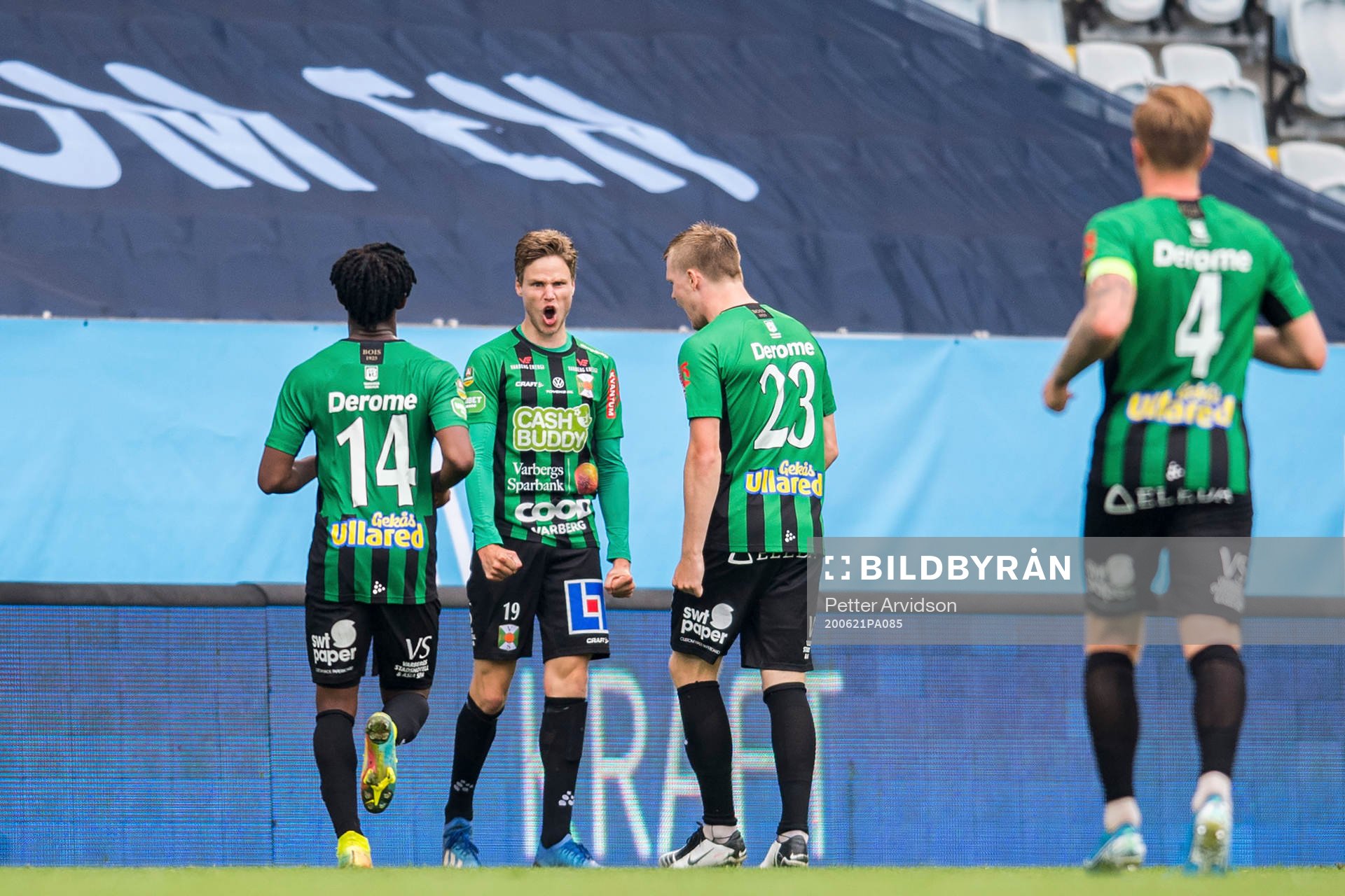 Varbergs Gustav Norlin jublar med lagkamrater efter sitt 1-2 mål under fotbollsmatchen i Allsvenskan mellan Malmö FF och Varberg den 21 juni 2020 i Malmö.