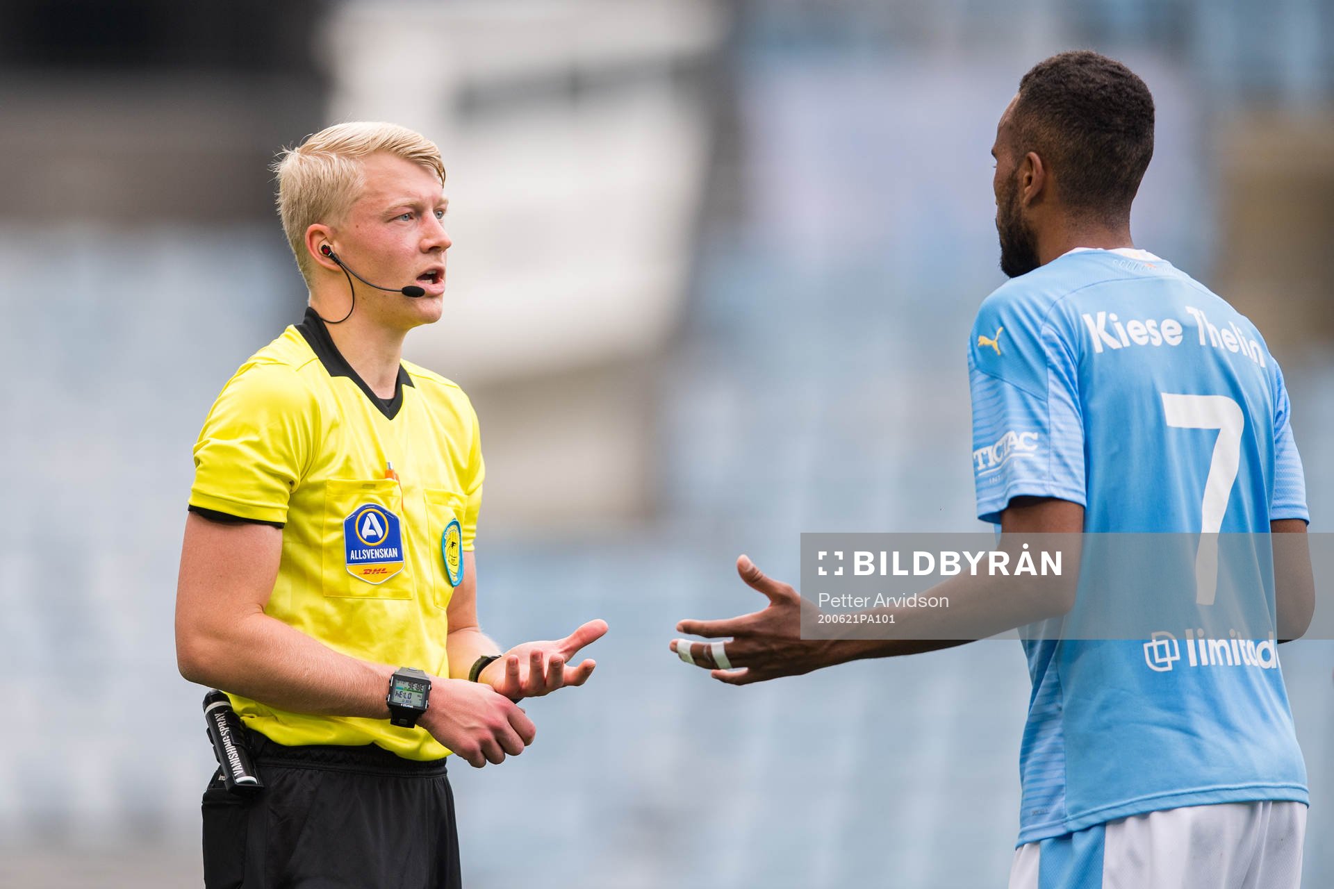 Domare Adam Ladebäck i samtal med Malmö FFs Isaac Kiese