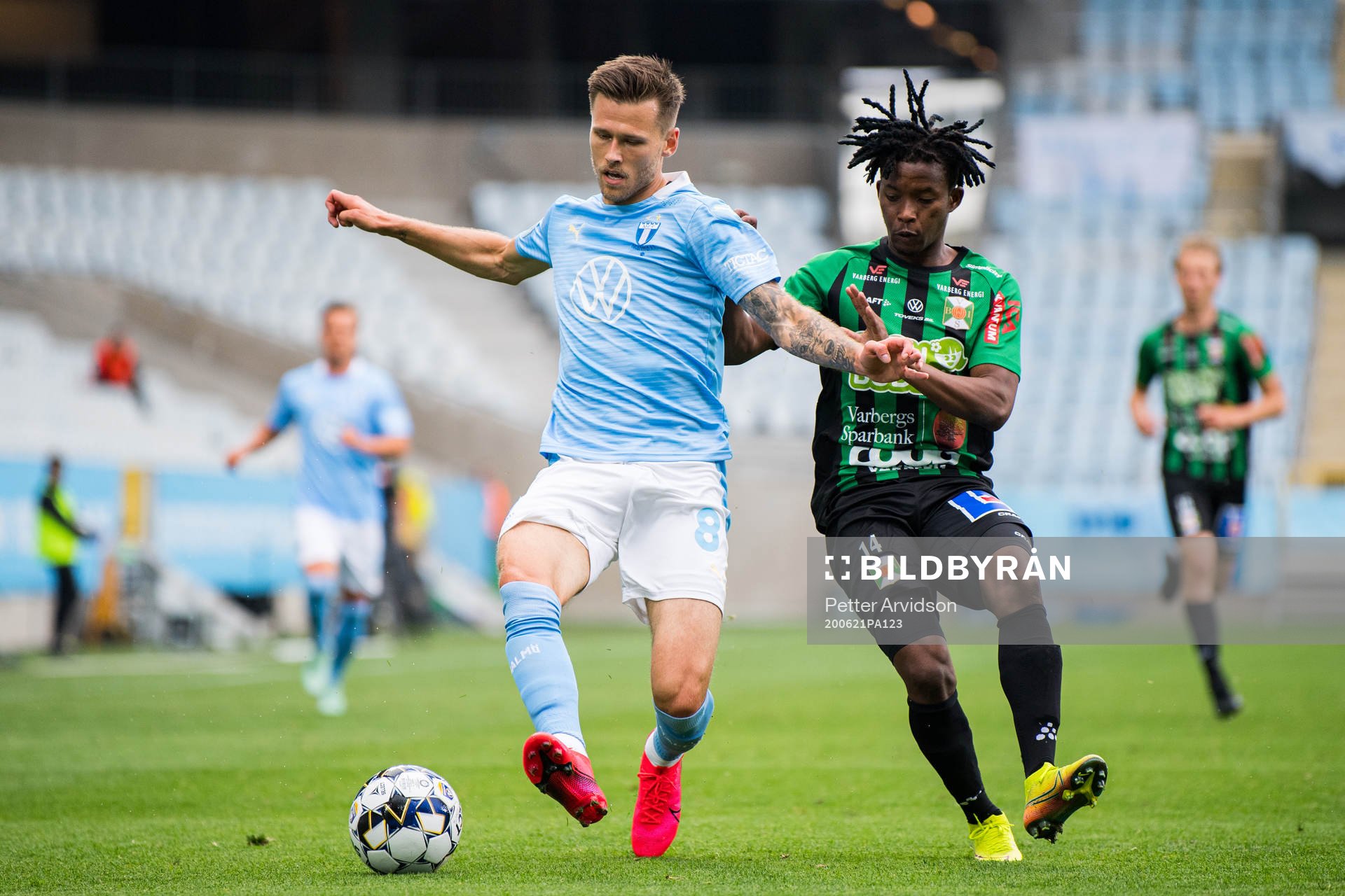 Malmö FFs Arnór Traustason och Varbergs Adama Fofana