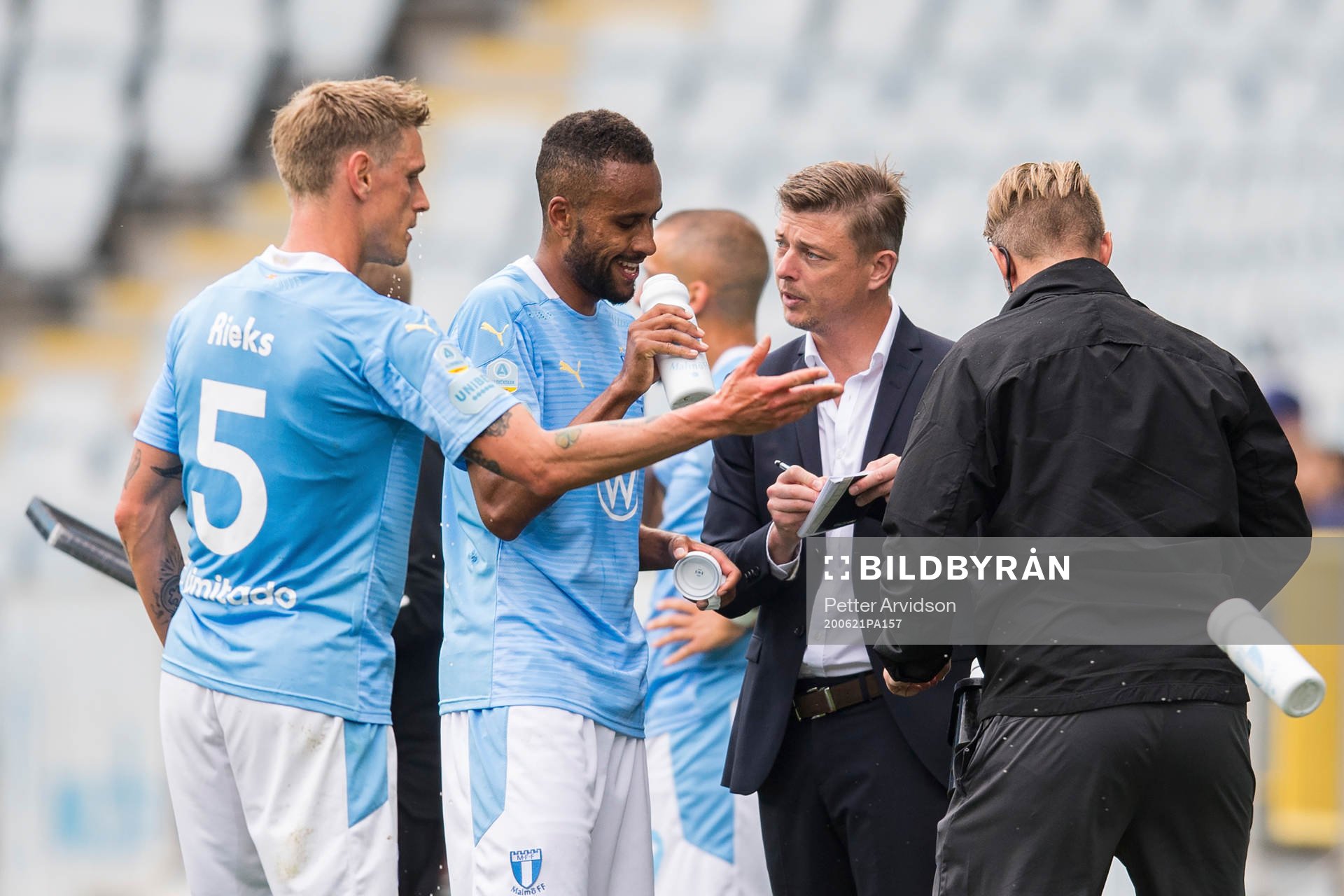 Malmö FFs tränare Jon Dahl Tomasson ger instruktioner