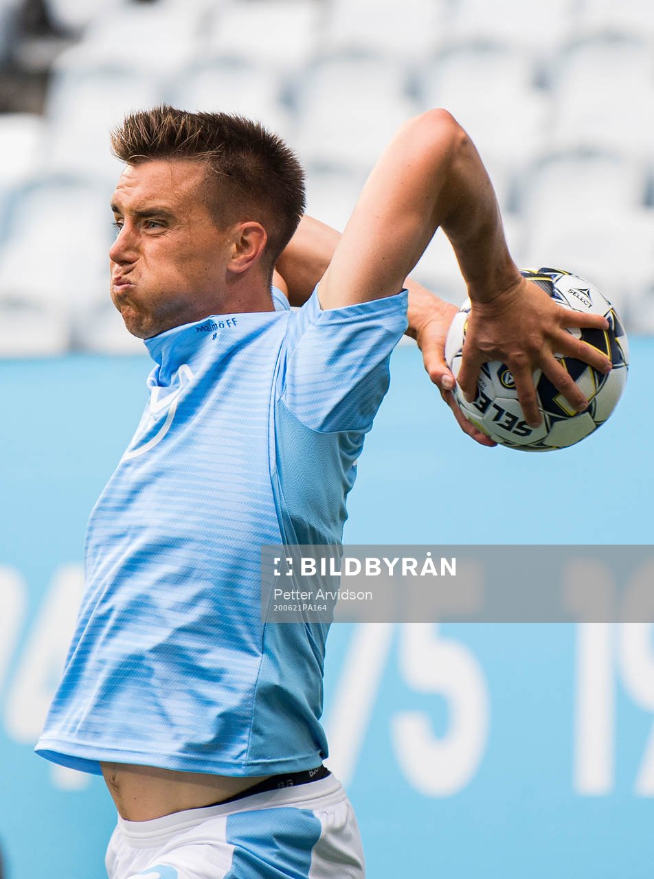 Malmö FFs Jonas Knudsen med ett inkast
