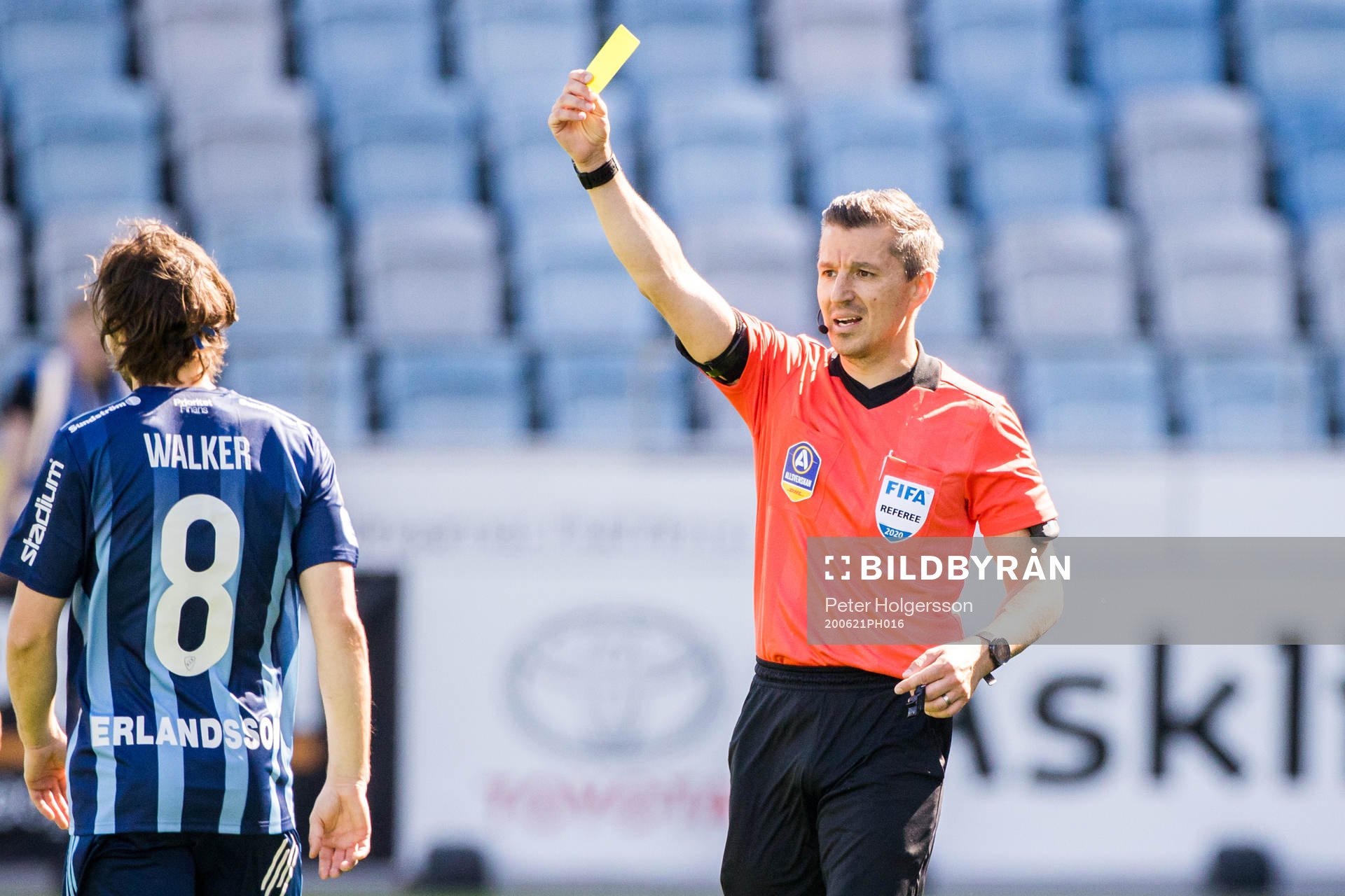 Djurgårdens Kevin Walker får en varning av domare Bojan