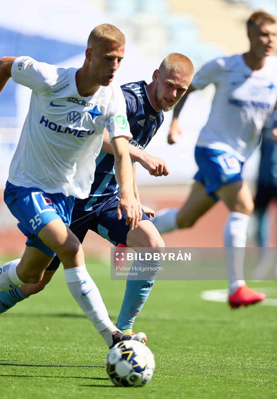 Djurgårdens Kalle Holmberg bakom IFK Norrköpings Filip