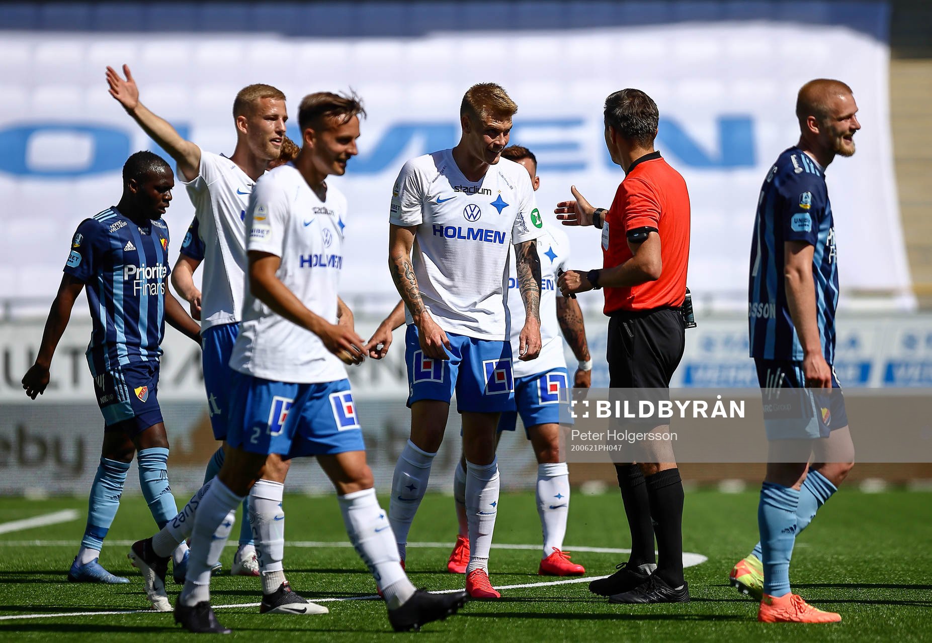 IFK Norrköpings Eric Smith reagerar på domare Bojan