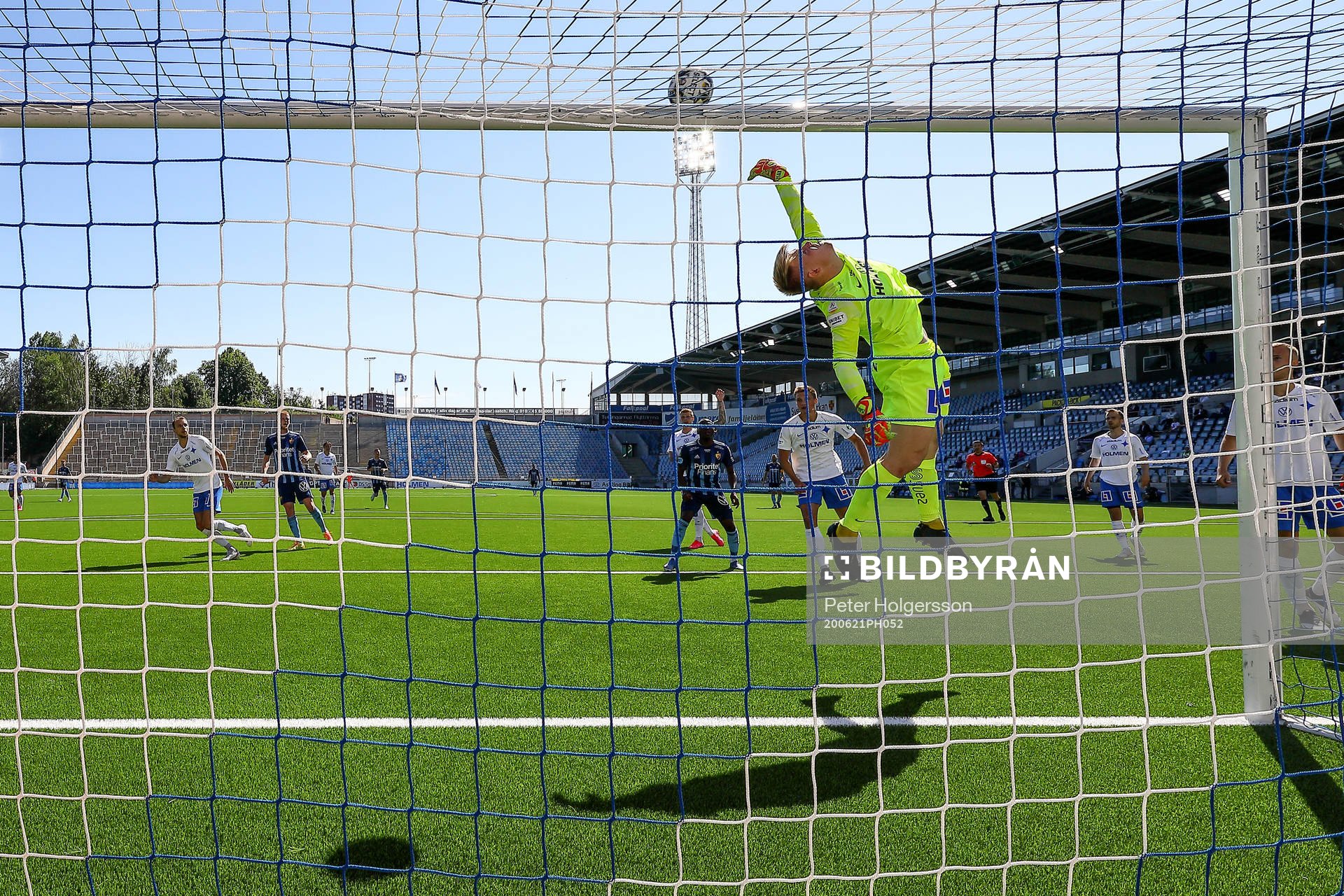 Räddning av IFK Norrköpings målvakt Isak Pettersson