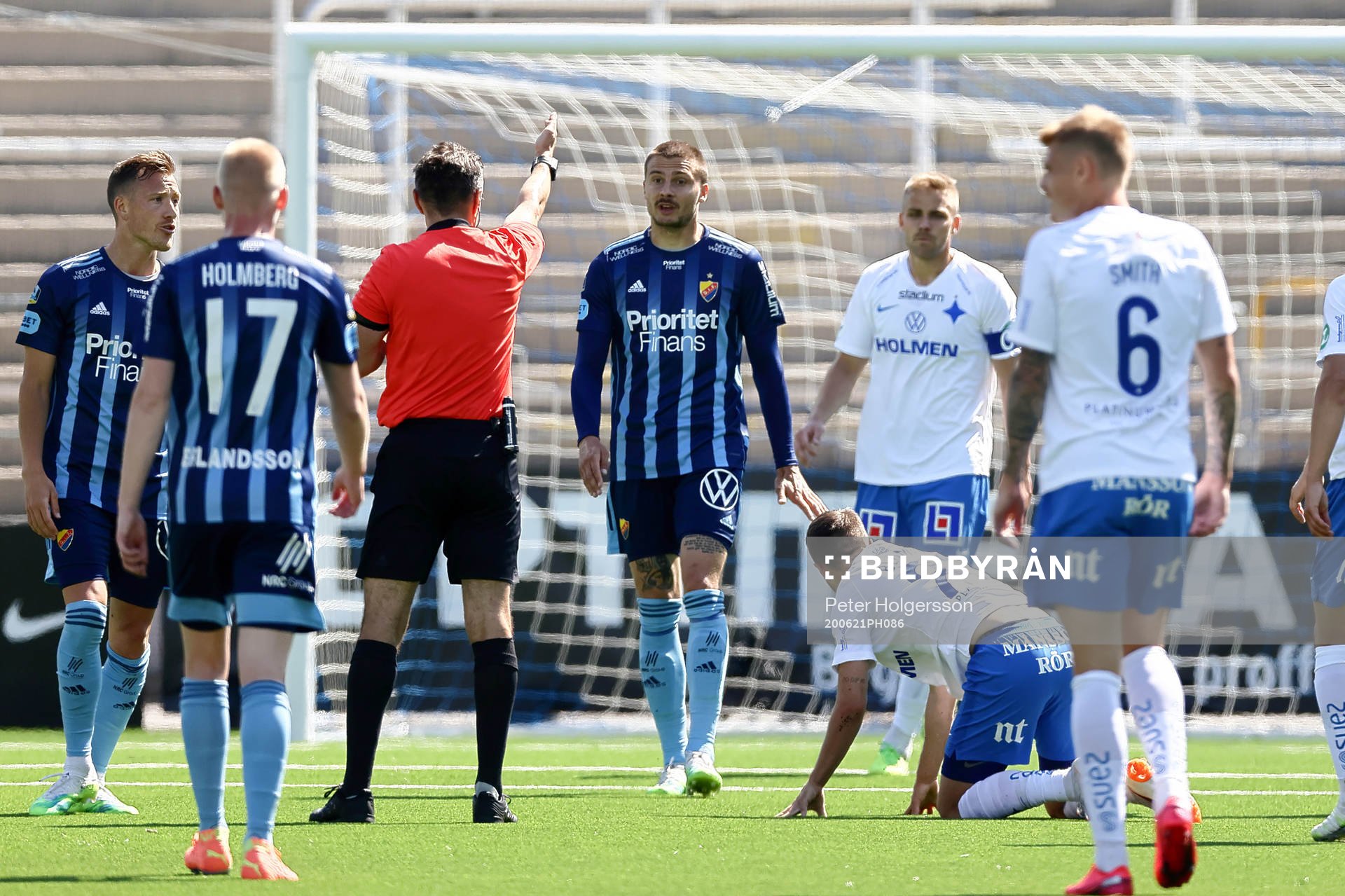 Djurgårdens Erik Berg reagerar på domare Bojan Pandzic