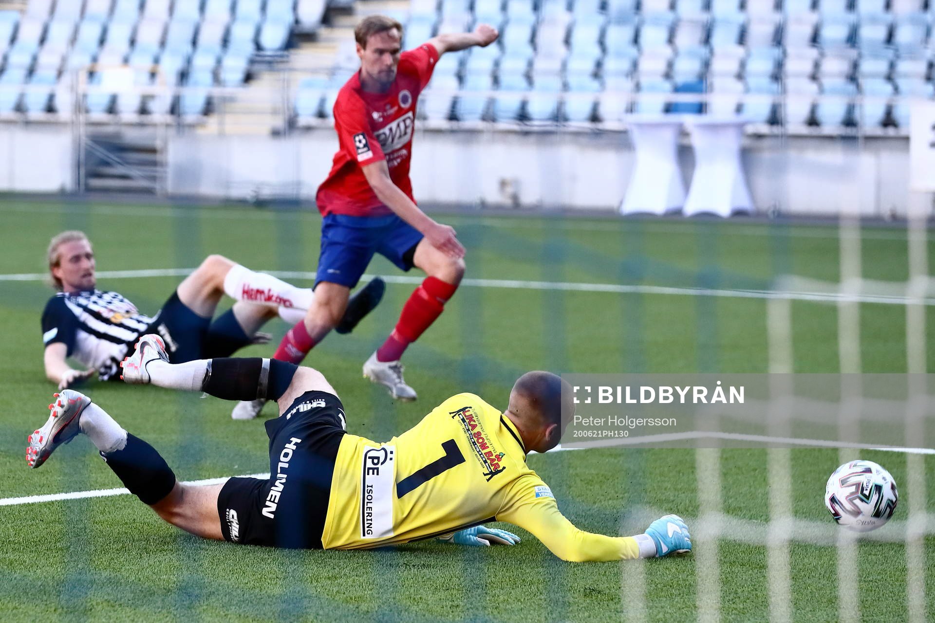 Räddning av Sylvias målvakt Felix Jakobsson
