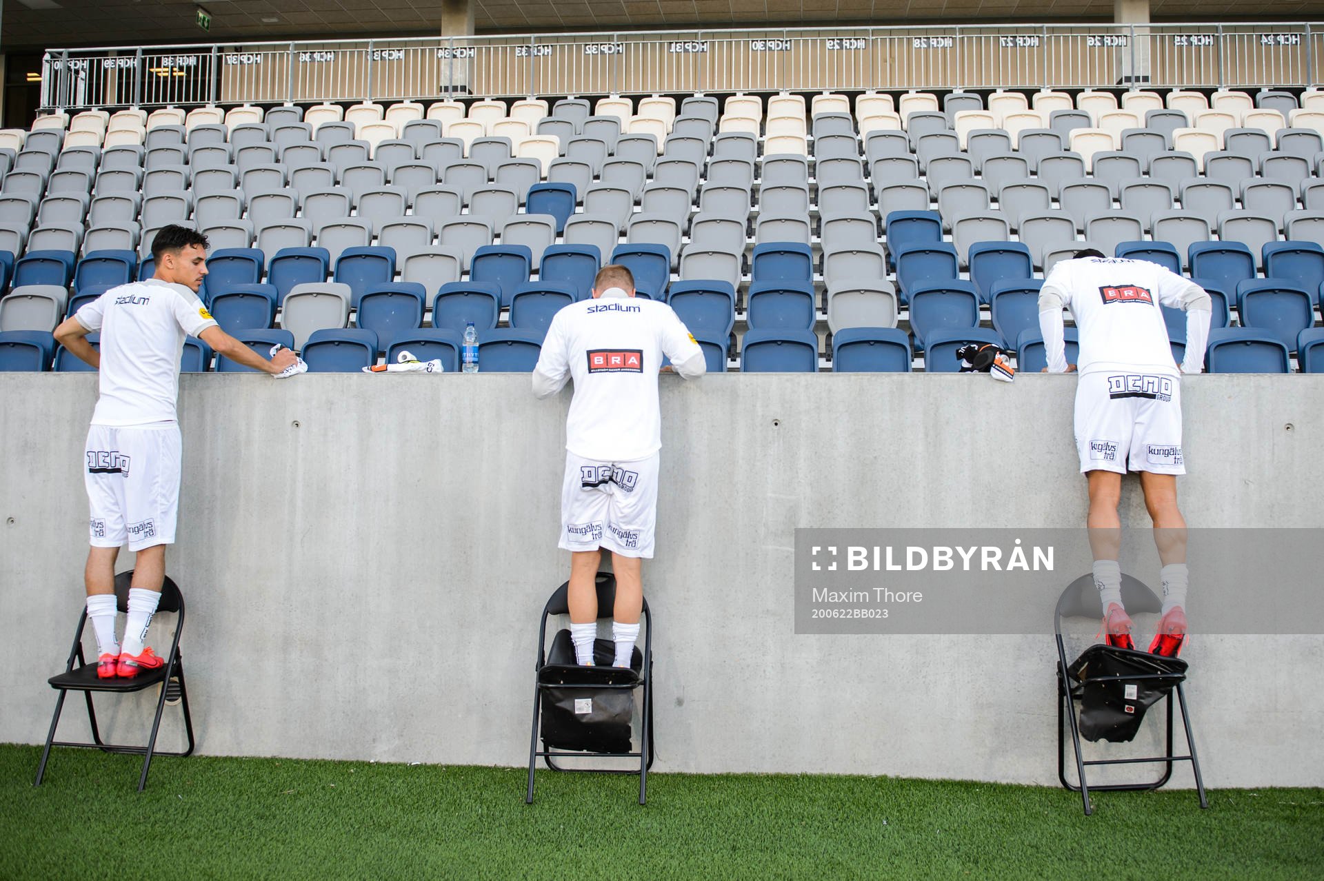 Häckens spelare står på trasiga stolar inför  fotbollsmatchen i Allsvenskan mellan Sirius och Häcken den 22 juni 2020 i Uppsala.