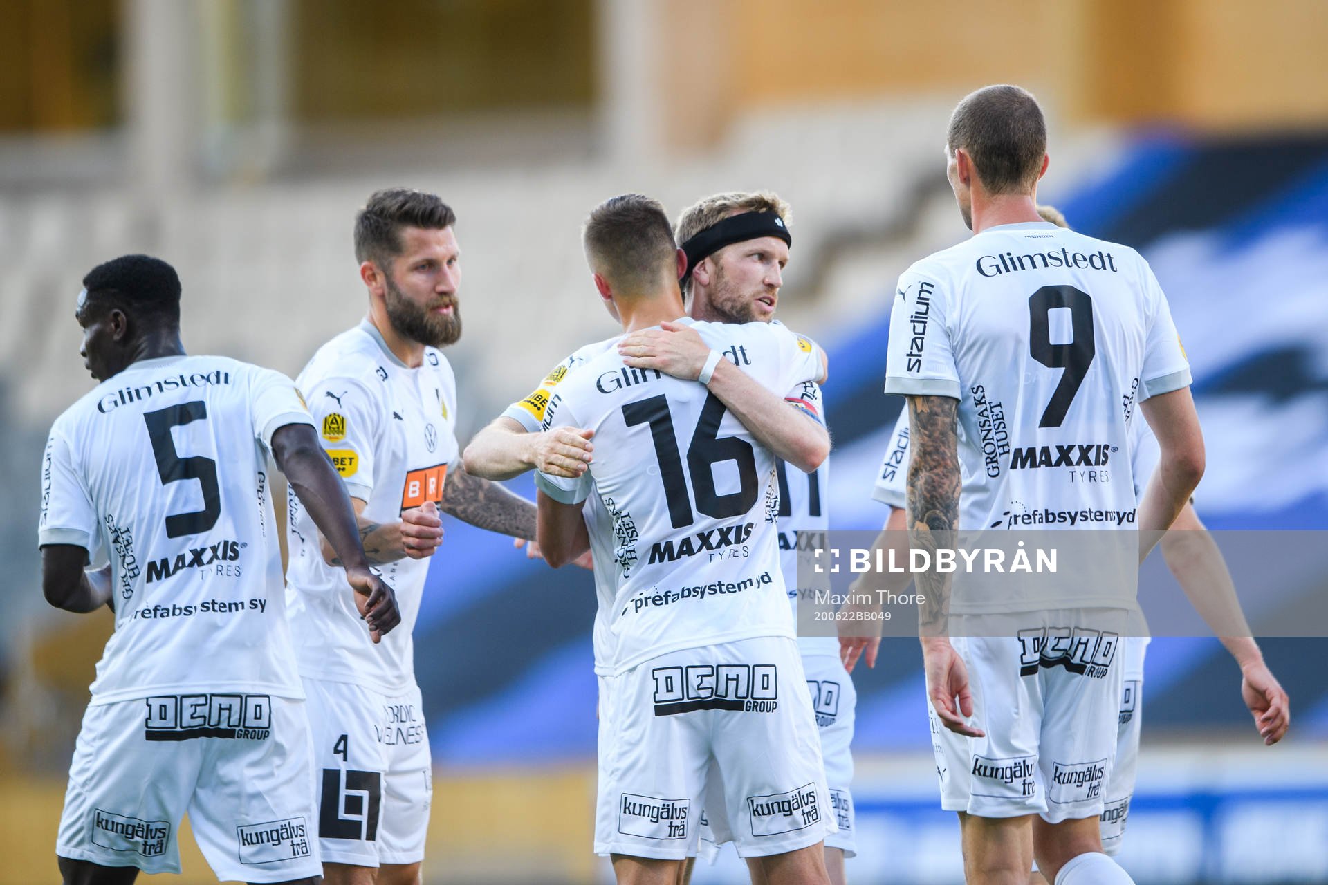 Häckens Leo Bengtsson jublar med lagkamrater