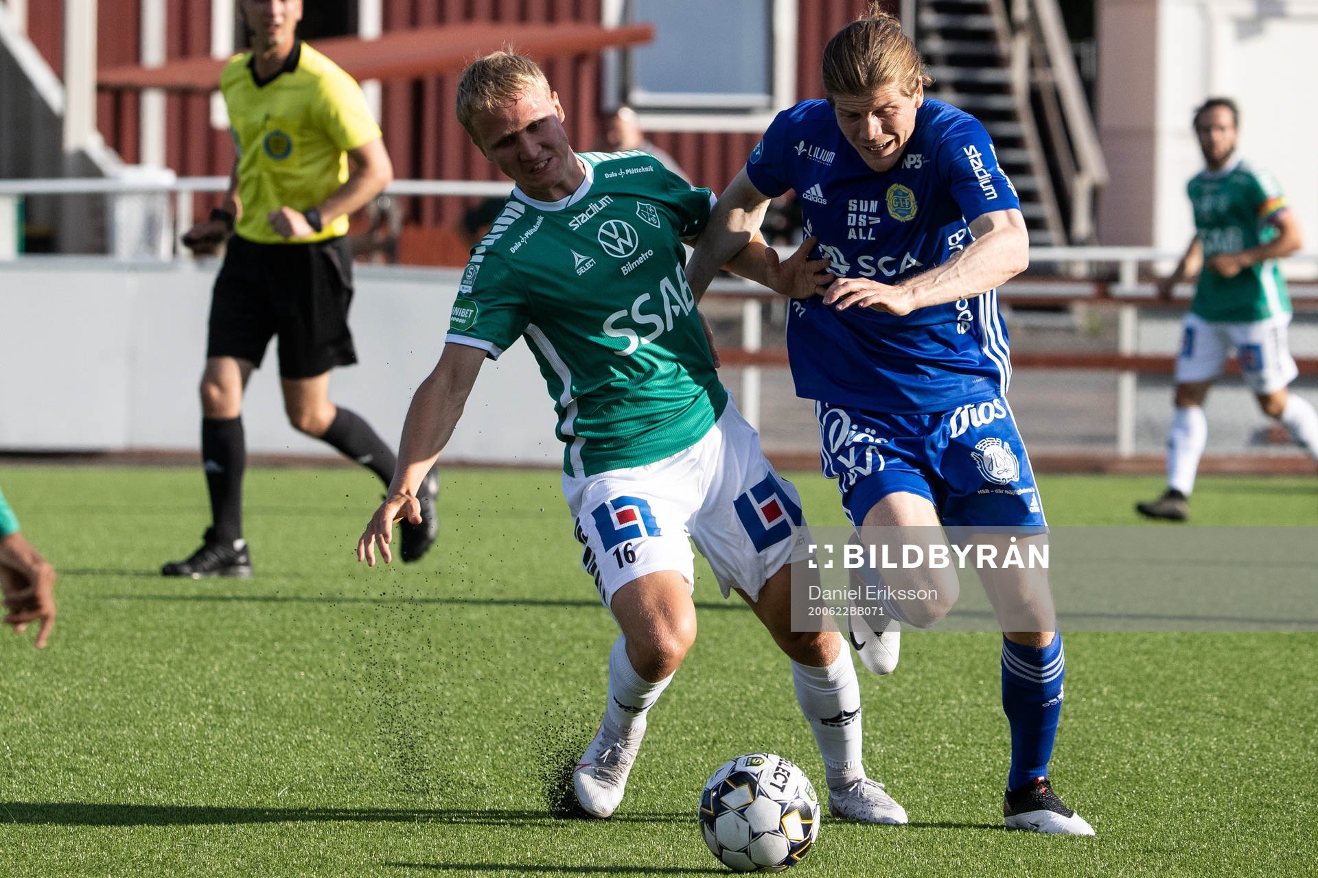 Brages André Kamp och Sundsvalls Oliver Berg under fotbollsmatchen i Superettan mellan Brage och GIF Sundsvall den 22 juni 2020 i Borlänge.