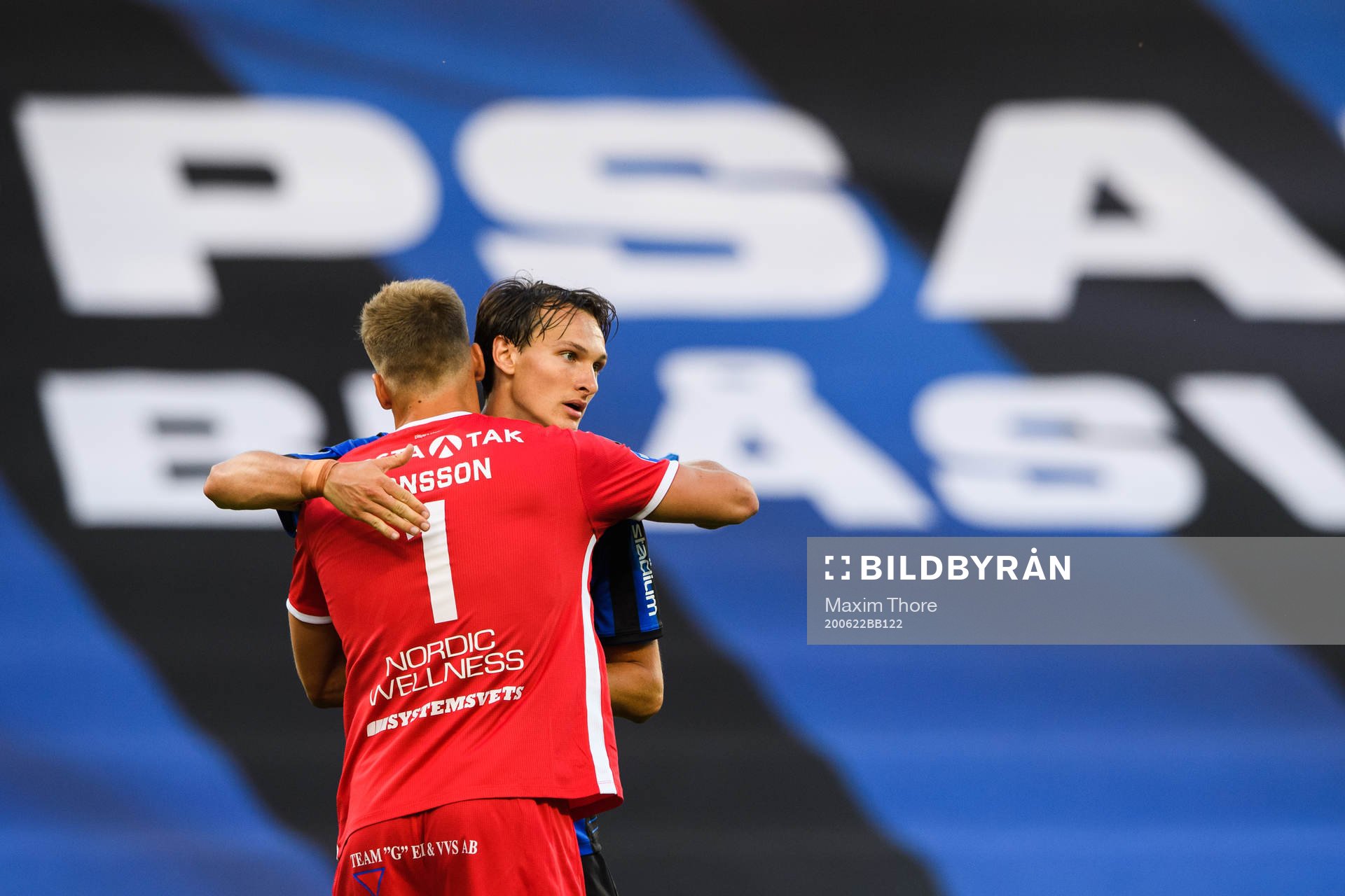 Sirius målvakt Lukas Jonsson och Hjalmar Ekdal jublar