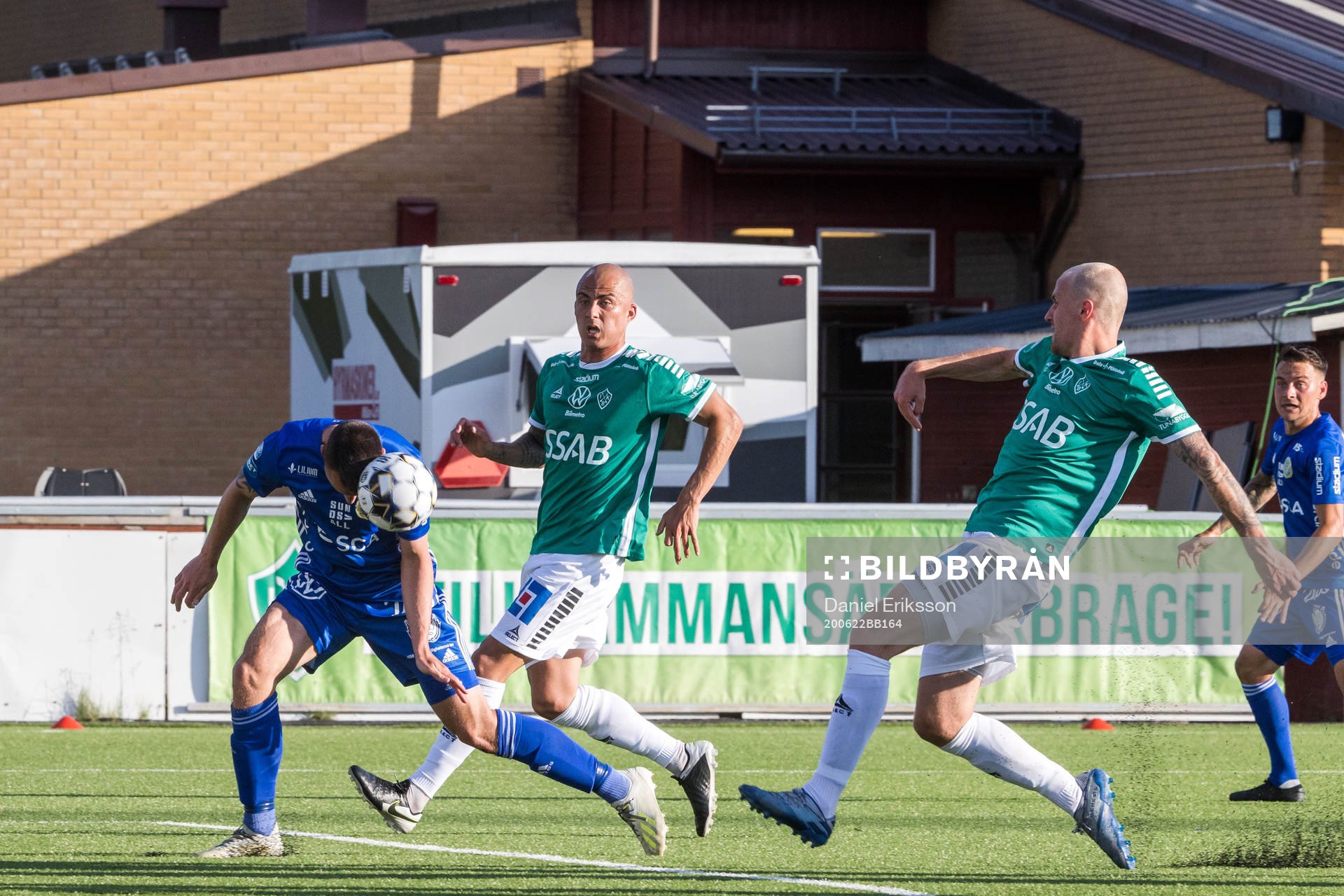 Sundsvalls Alexander Blomqvist i en kamp mot Brages Carlos Garcia Ambrosiani och Anton Lundin under fotbollsmatchen i Superettan mellan Brage och GIF Sundsvall den 22 juni 2020 i Borlänge.