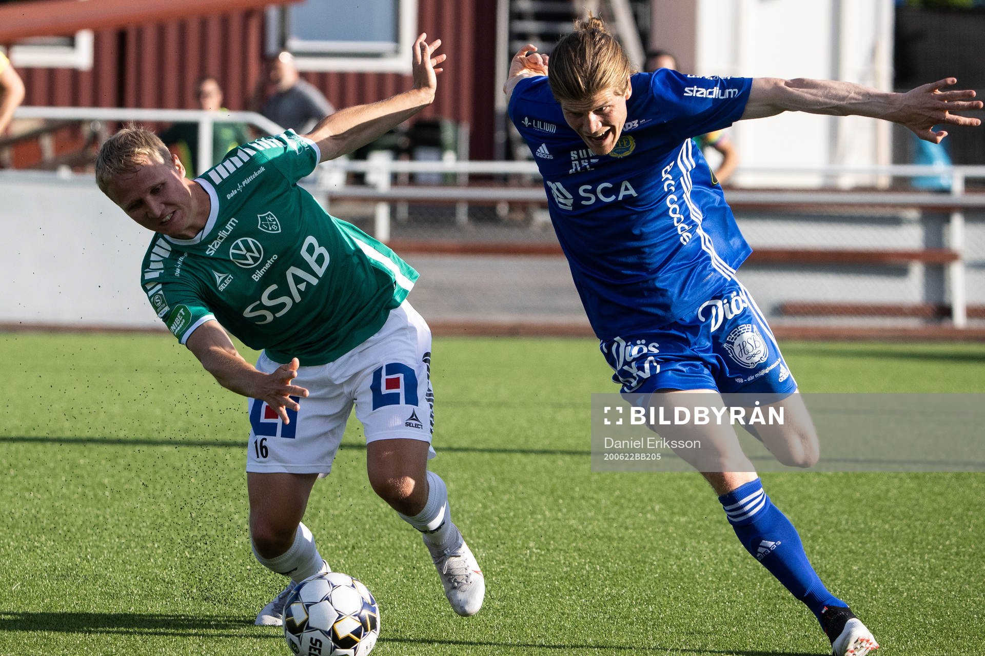 Brages André Kamp och Sundsvalls Oliver Berg under fotbollsmatchen i Superettan mellan Brage och GIF Sundsvall den 22 juni 2020 i Borlänge.