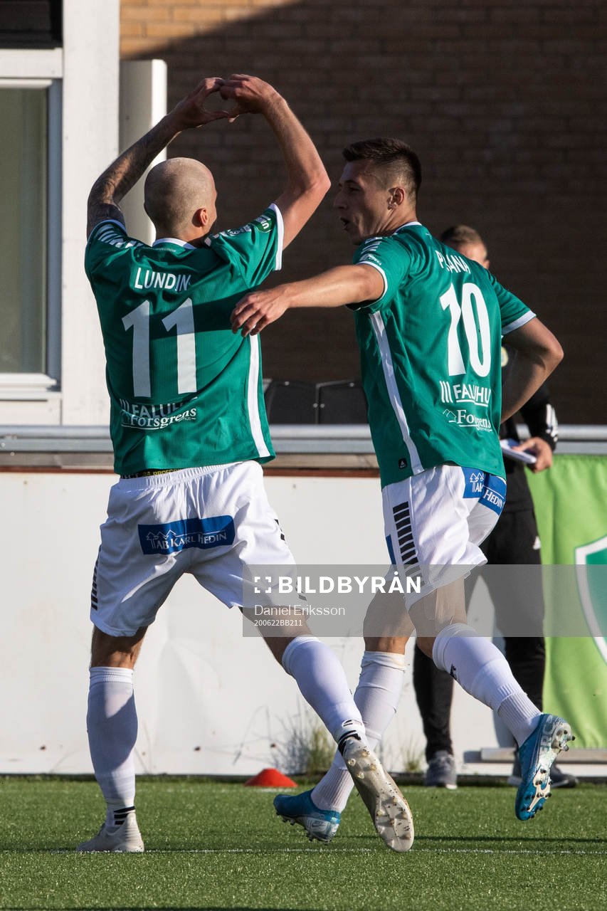 Brages Anton Lundin jublar tillsammans med Leonard Pllana efter 1-1 under fotbollsmatchen i Superettan  mellan Brage och GIF Sundsvall den 22 juni 2020 i Borlänge.