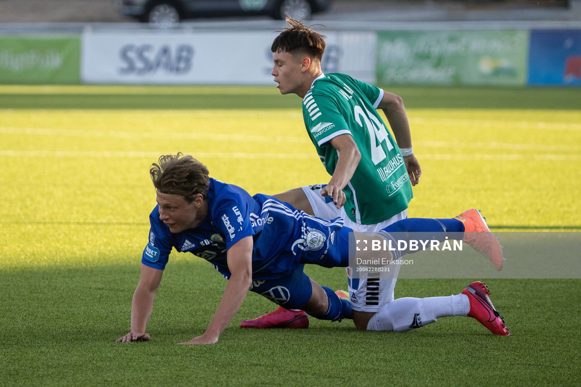 Sundsvalls Jesper Carström och Brages Noa Williams under fotbollsmatchen i Superettan mellan Brage och GIF Sundsvall den 22 juni 2020 i Borlänge.