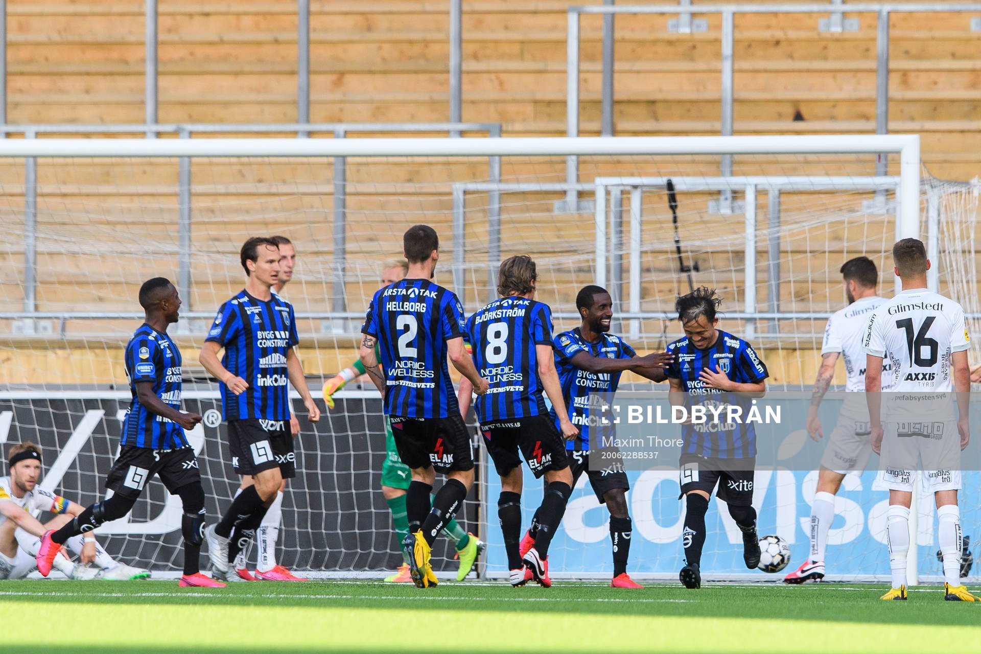 Sirius Yukiya Sugita jublar med lagkamrater efter 2-2 fotbollsmatchen i Allsvenskan mellan Sirius och Häcken den 22 juni 2020 i Uppsala.