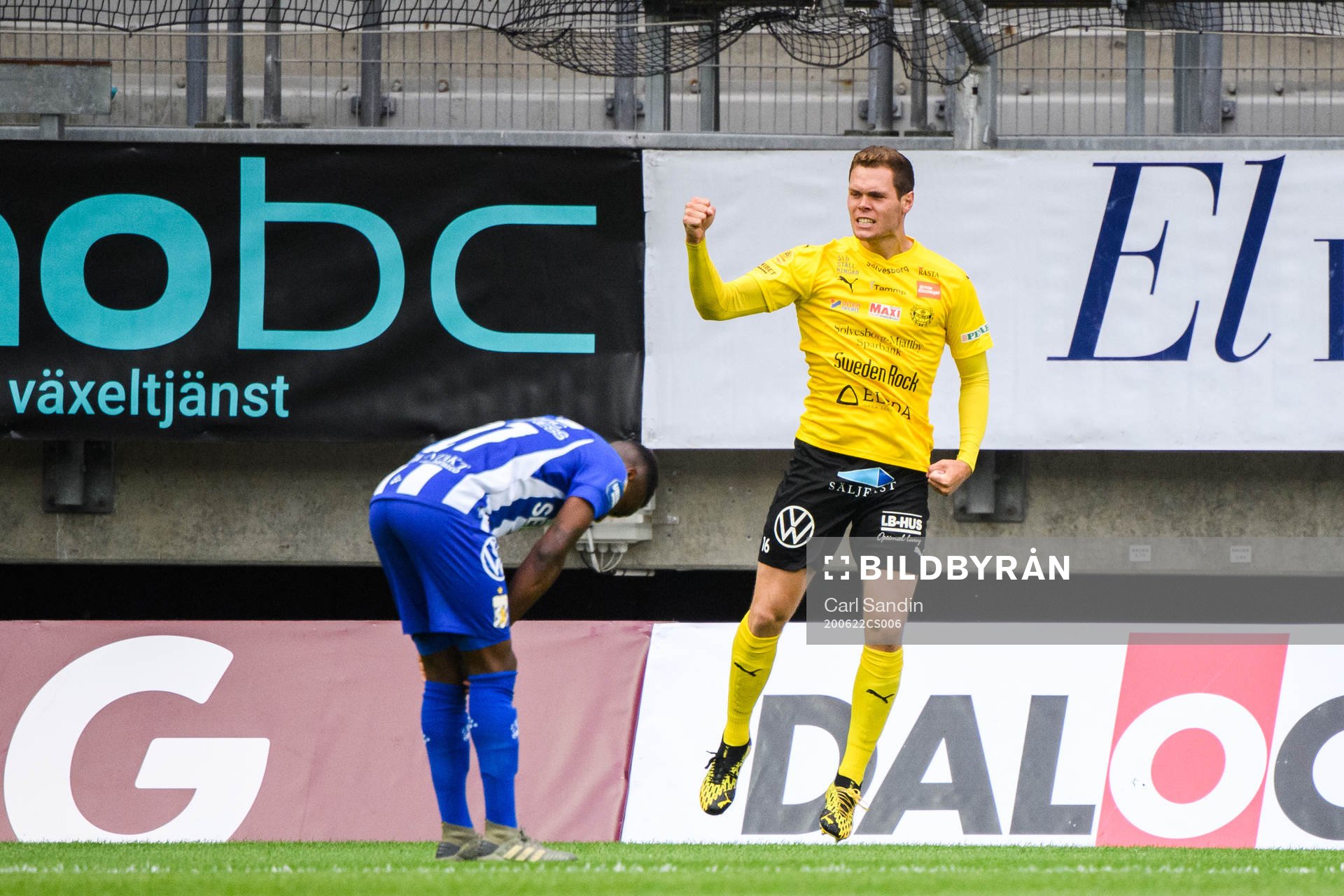 IFK Göteborgs Nzuzi Toko deppar samtidigt som Mjällbys