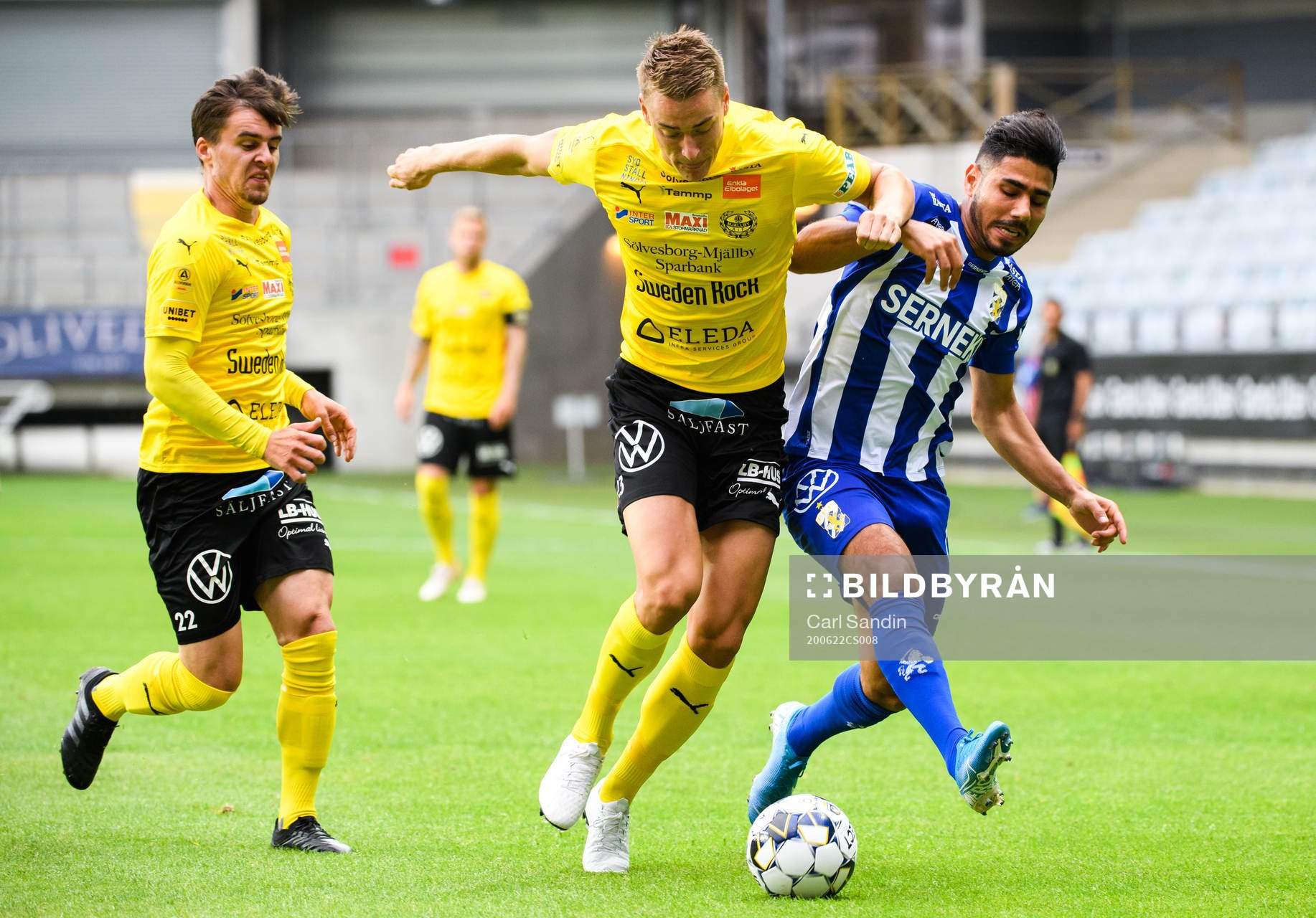 Mjällbys Jesper Gustavsson och Jesper Löfgren i en kamp